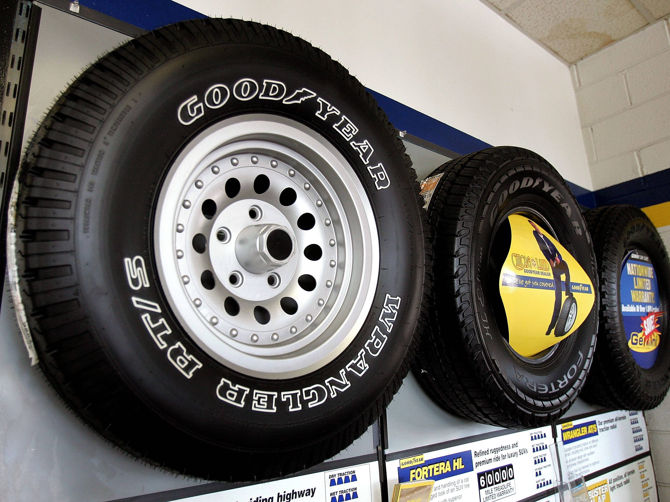 Виставка шин Goodyear на вішалках Шпалери