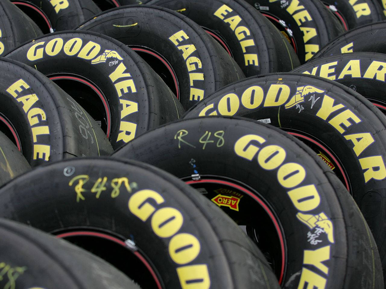 Колекція чорних шин Goodyear Шпалери