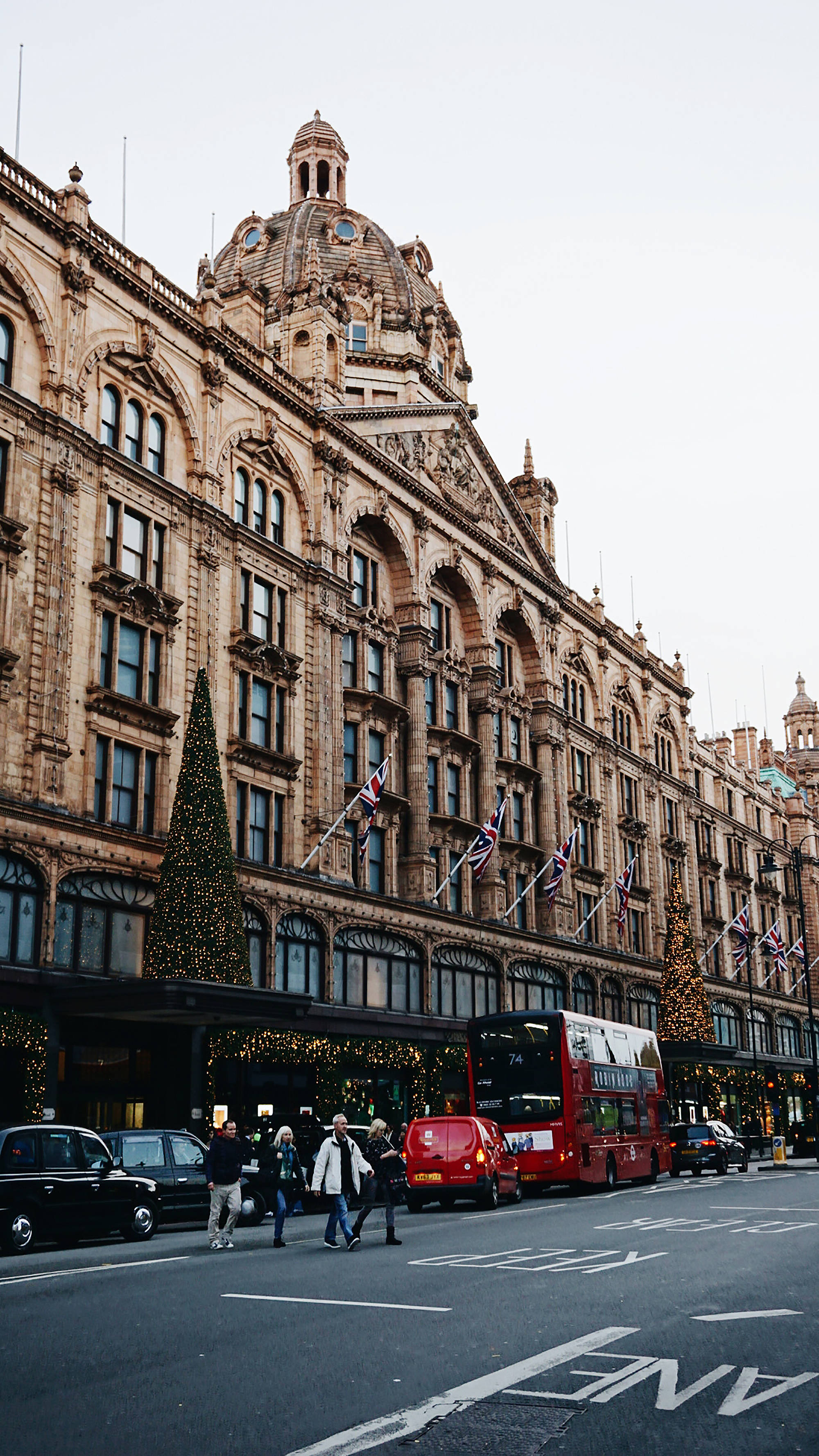 Люди переходят дорогу у Harrods Шпалери