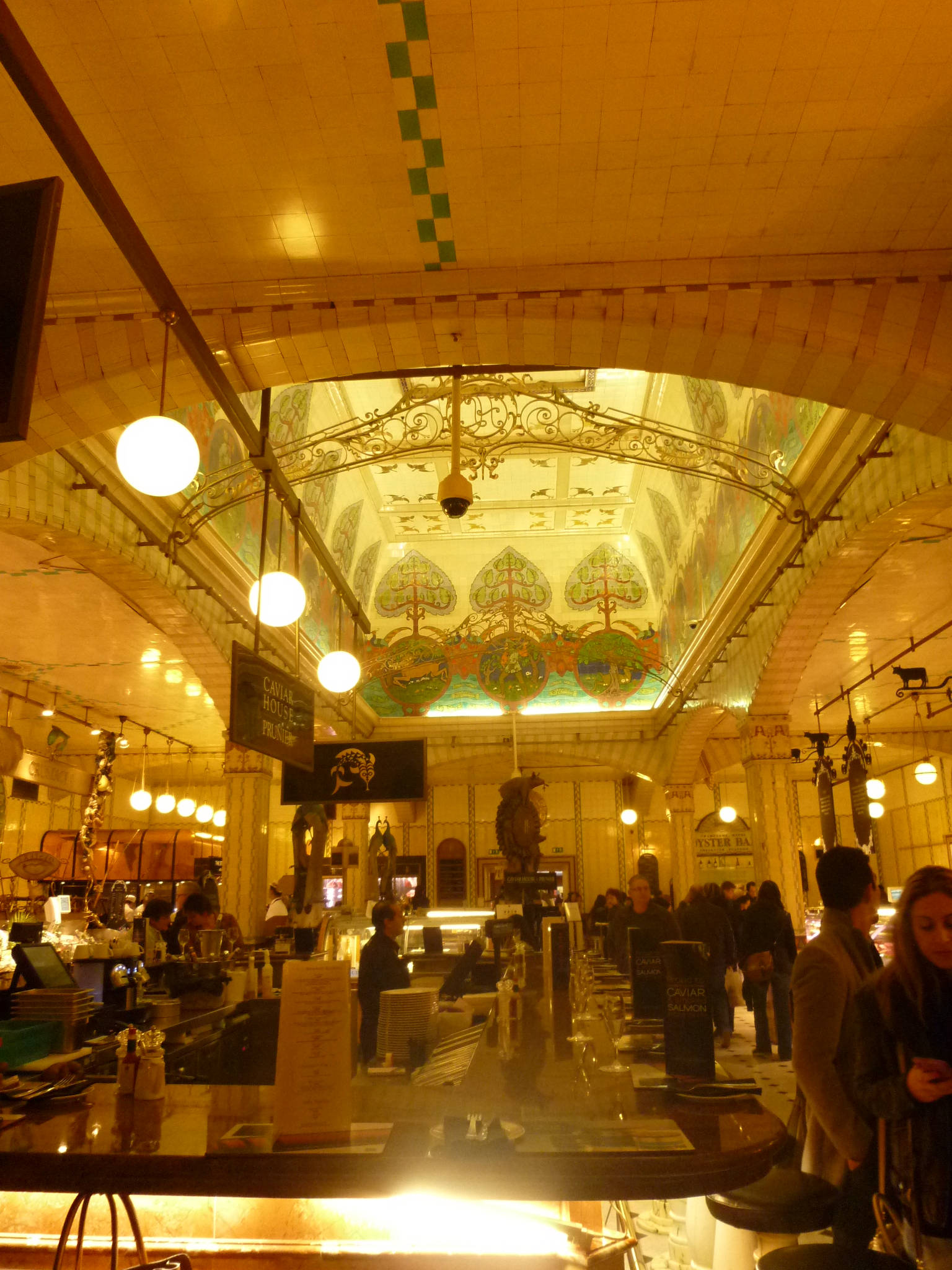 Люди роблять покупки в Harrods Шпалери