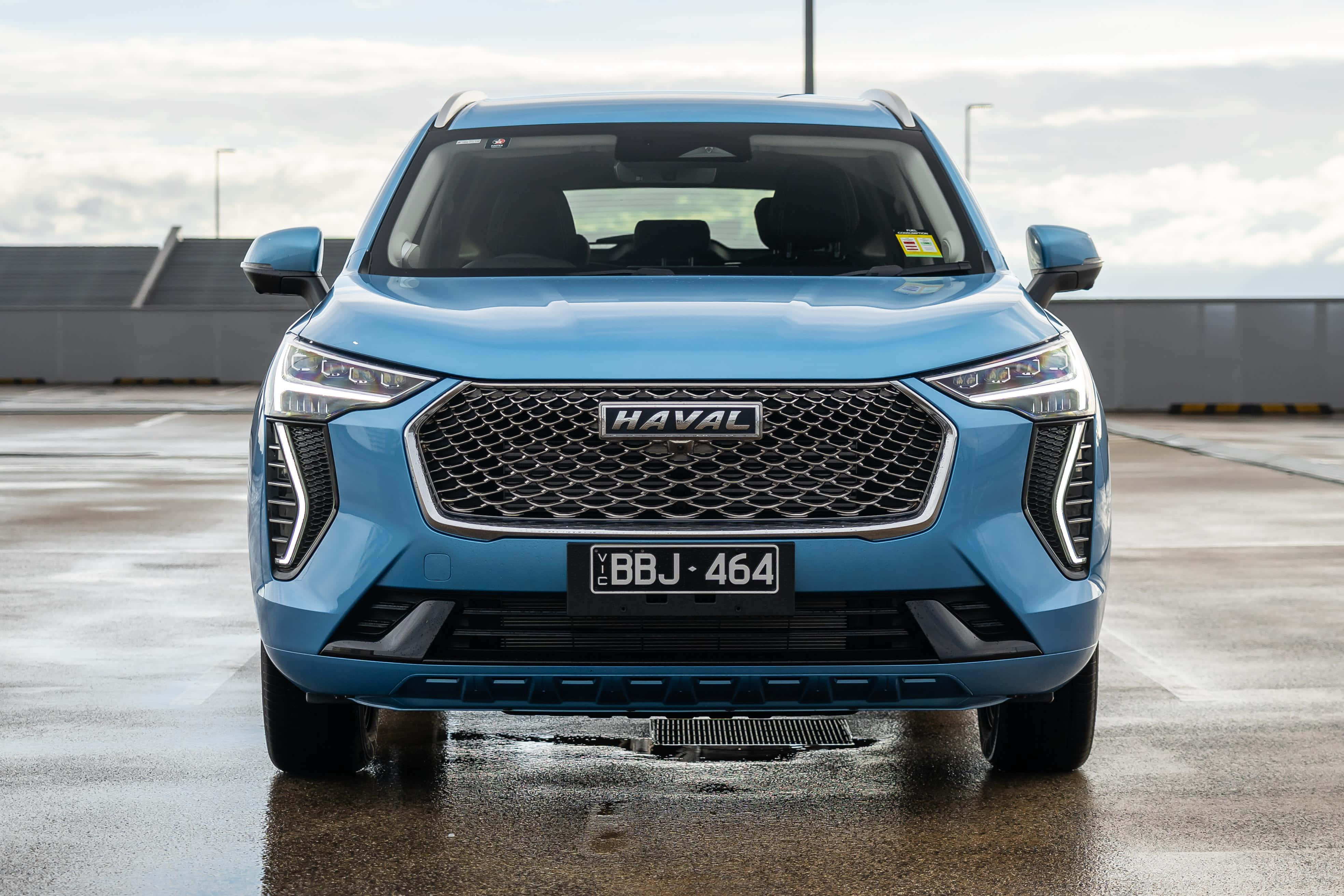 Гладкий и современный Haval SUV, проезжающий через обширный пейзаж Шпалери