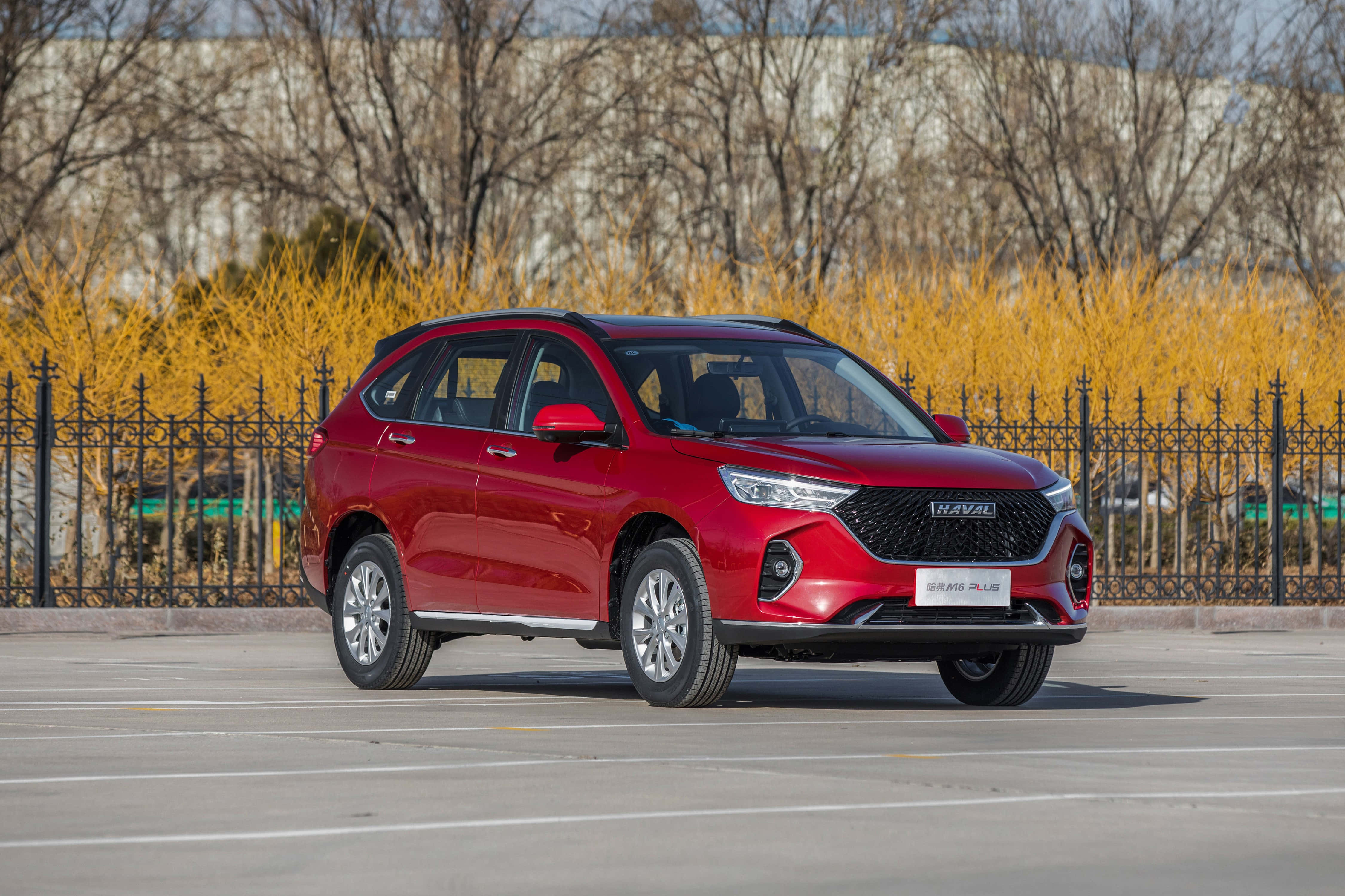 Haval SUV едет по красивому горному пейзажу Шпалери