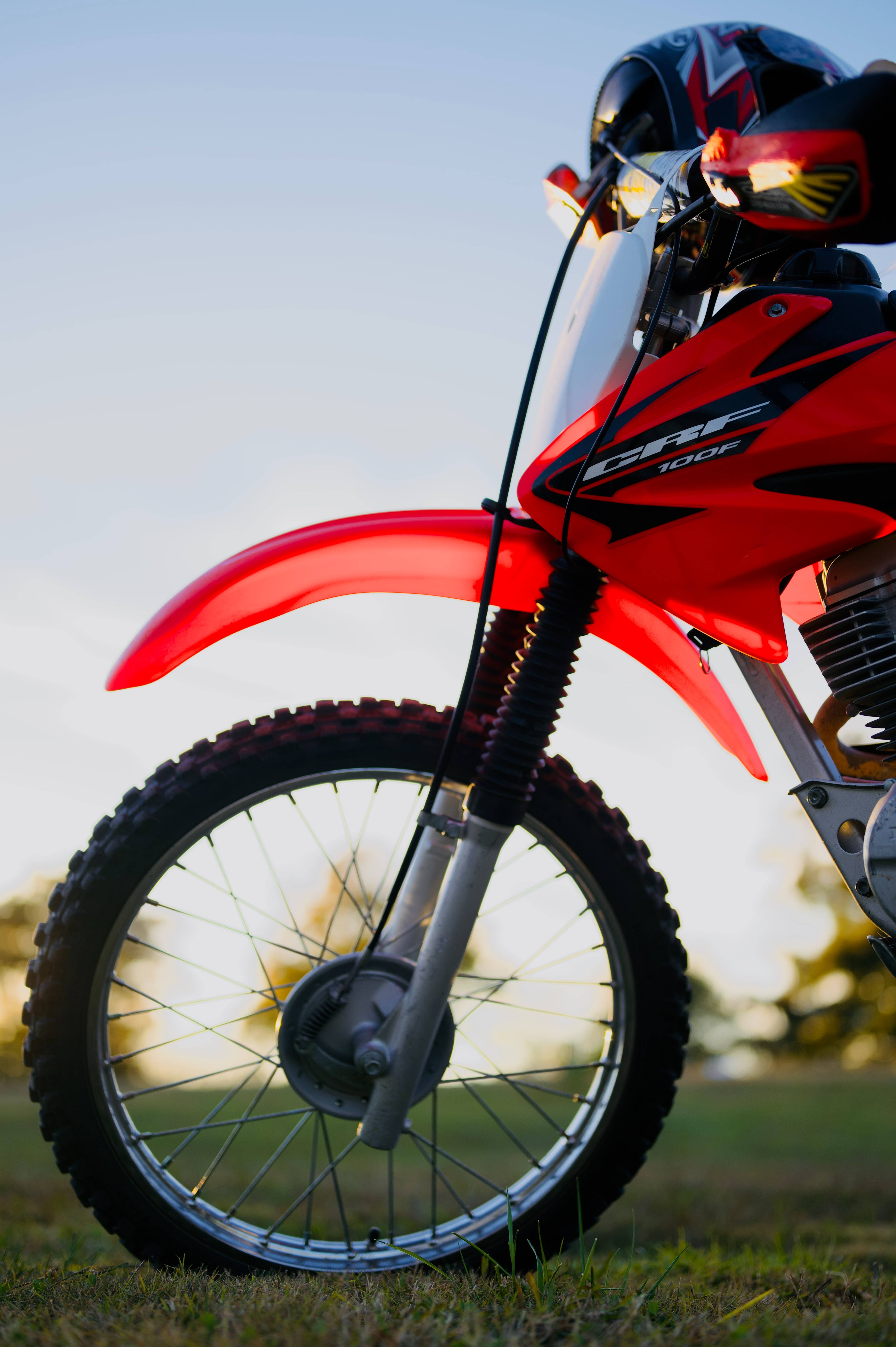 Червоний мотоцикл Honda CRF100 Шпалери