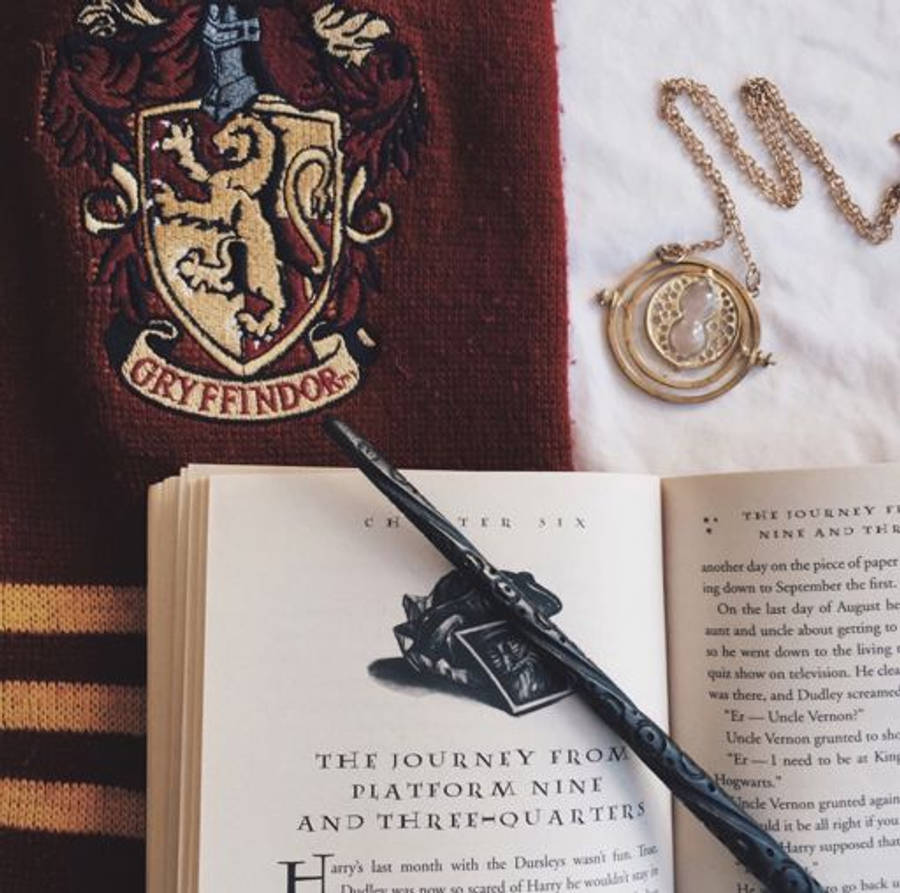 Естетика відкритої книги HP і мантії Грифіндора Шпалери