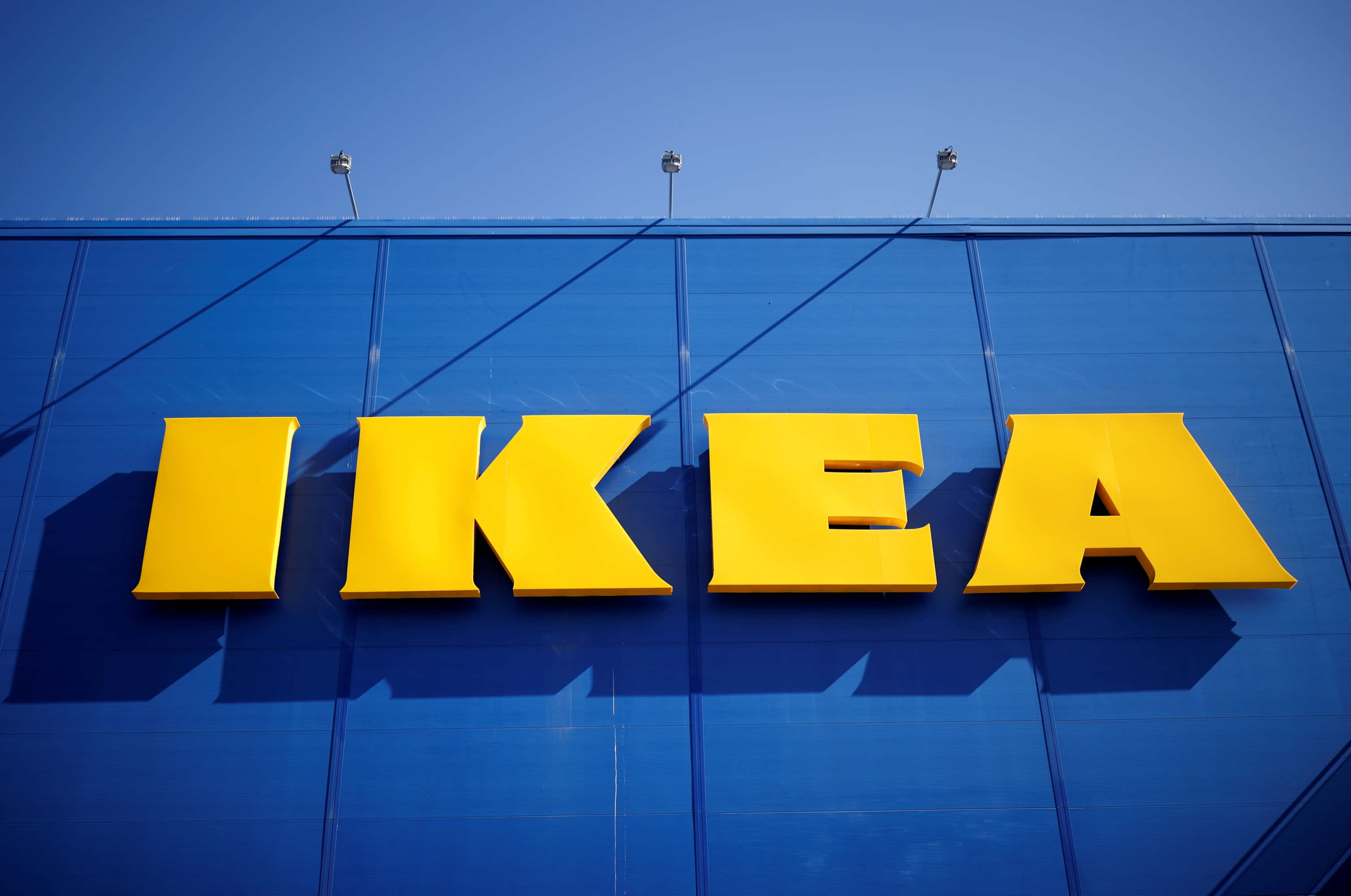 Новый логотип IKEA на синем здании Шпалери