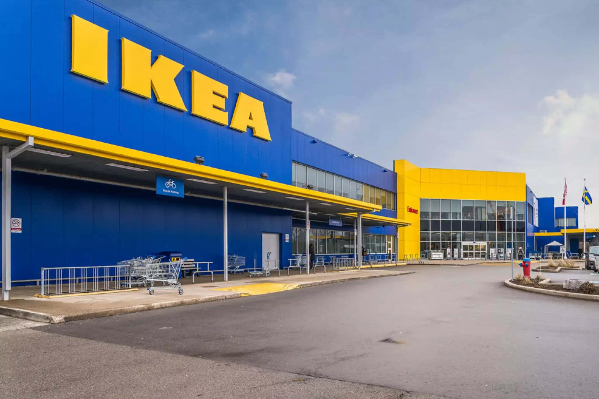 ikea - сине-желтое здание с парковкой Шпалери