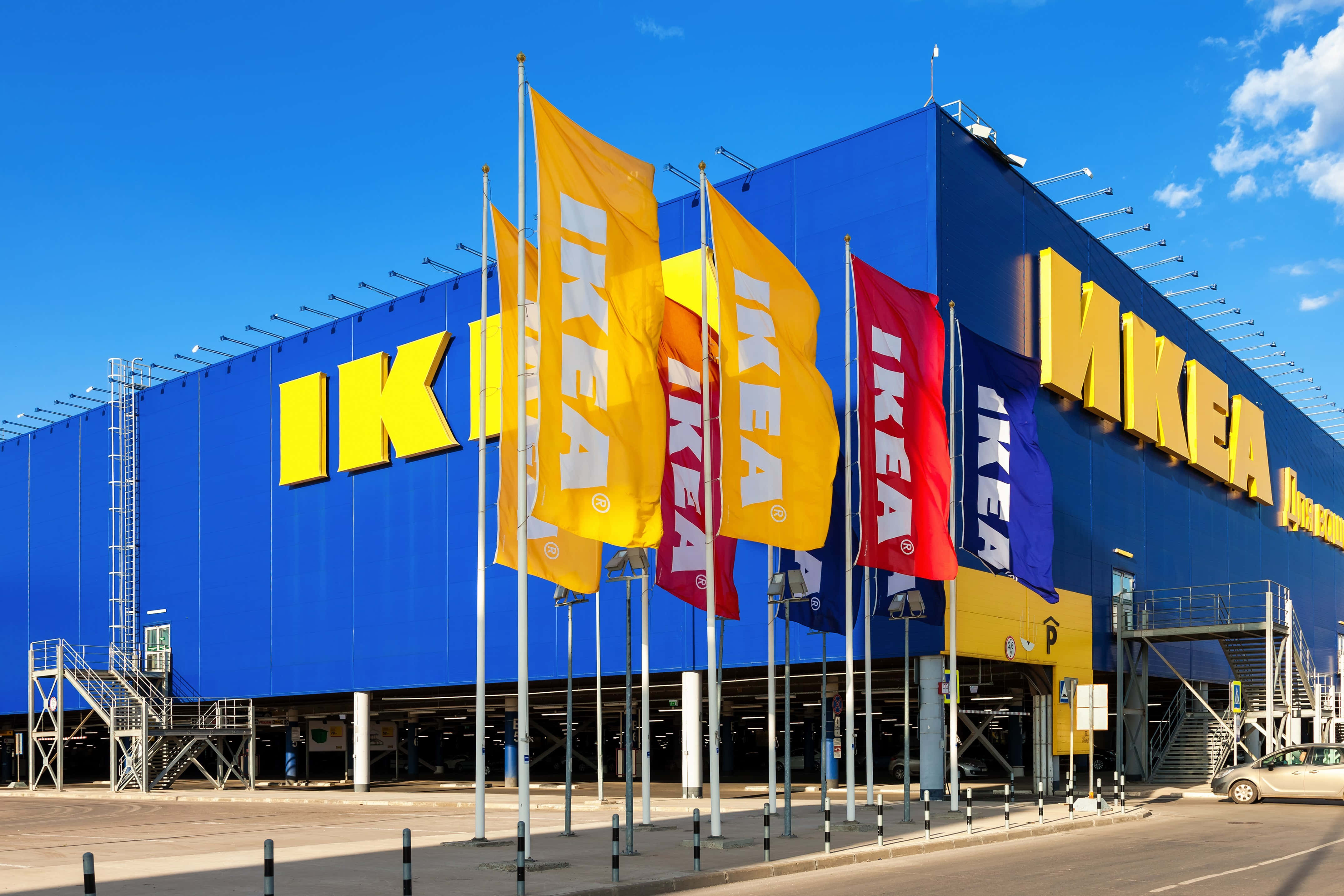 Магазин IKEA в голубом небе Шпалери