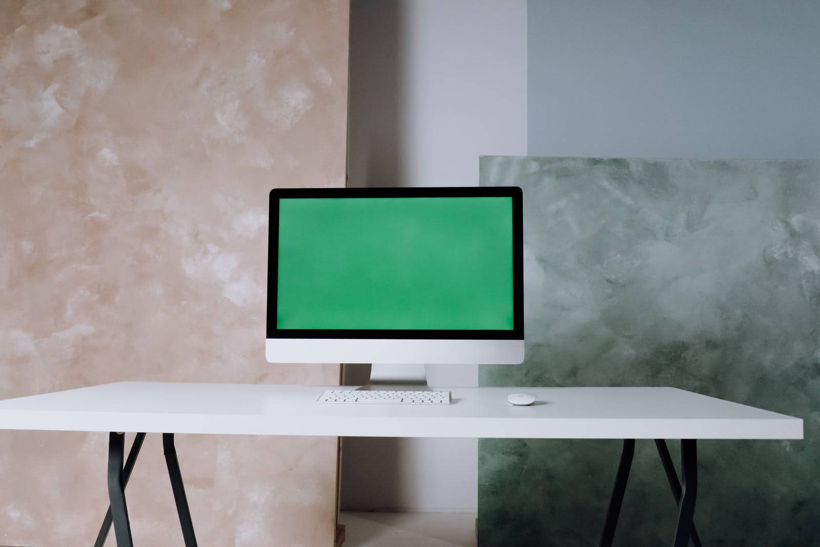 iMac із зеленим екраном в офісі Шпалери