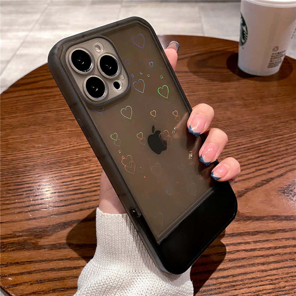жінка тримає чохол для iPhone 11 із сердечками Шпалери