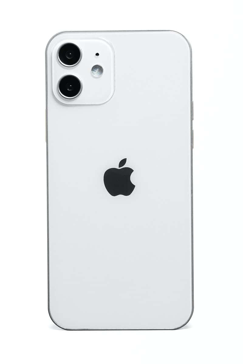 Шикарний темно-синий океан с драматическим морским пейзажем на дисплее iPhone 12 Шпалери