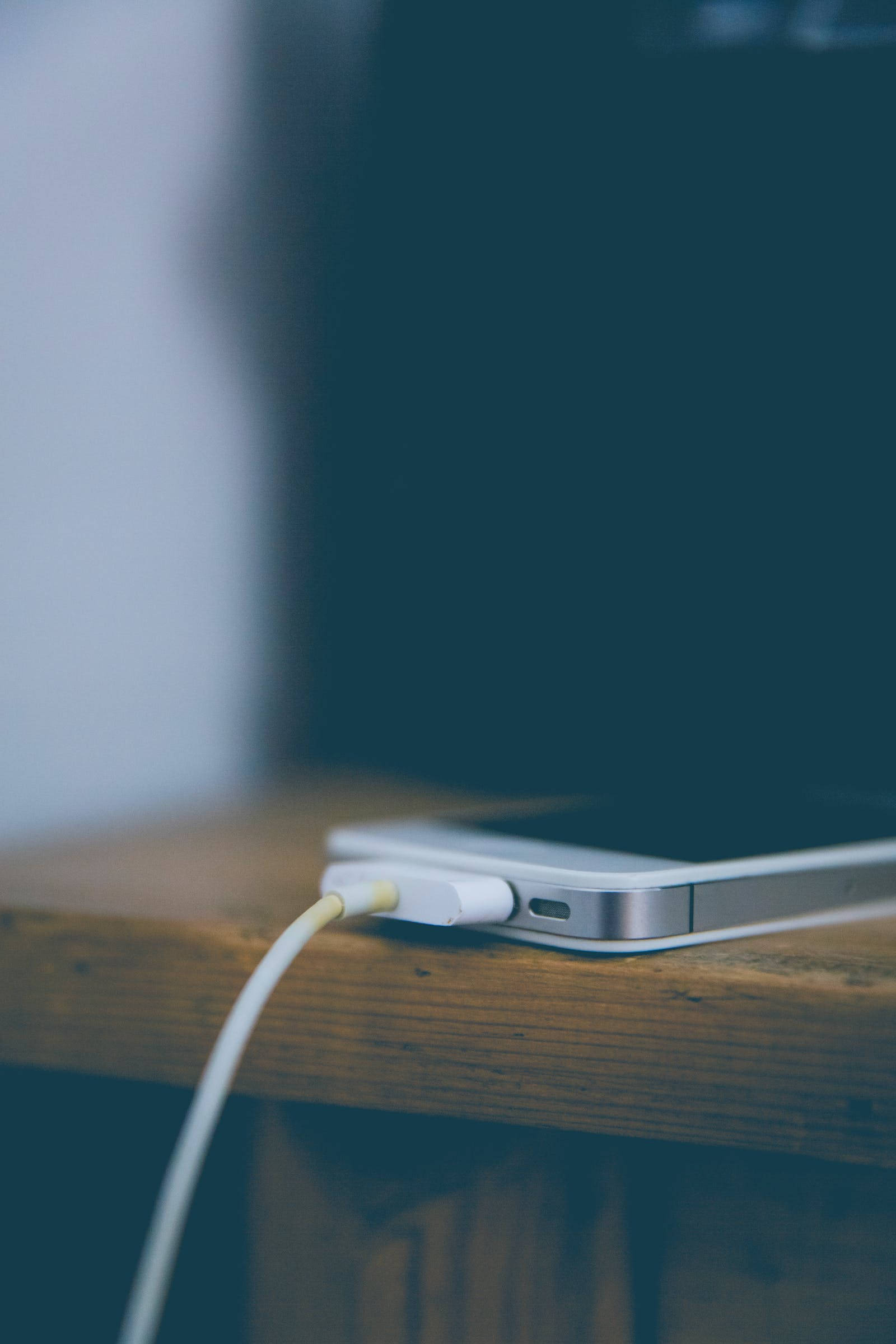 Темне заряджання iPhone 4 Шпалери