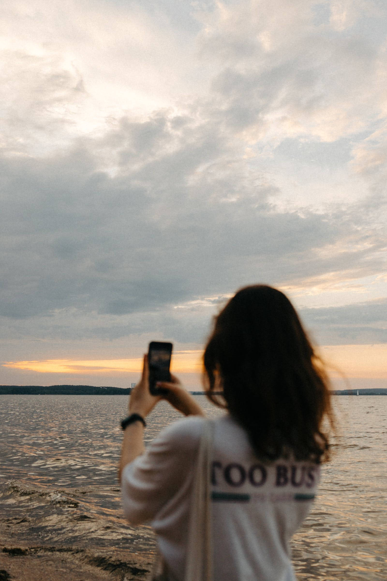 Дівчина на природі iPhone Шпалери