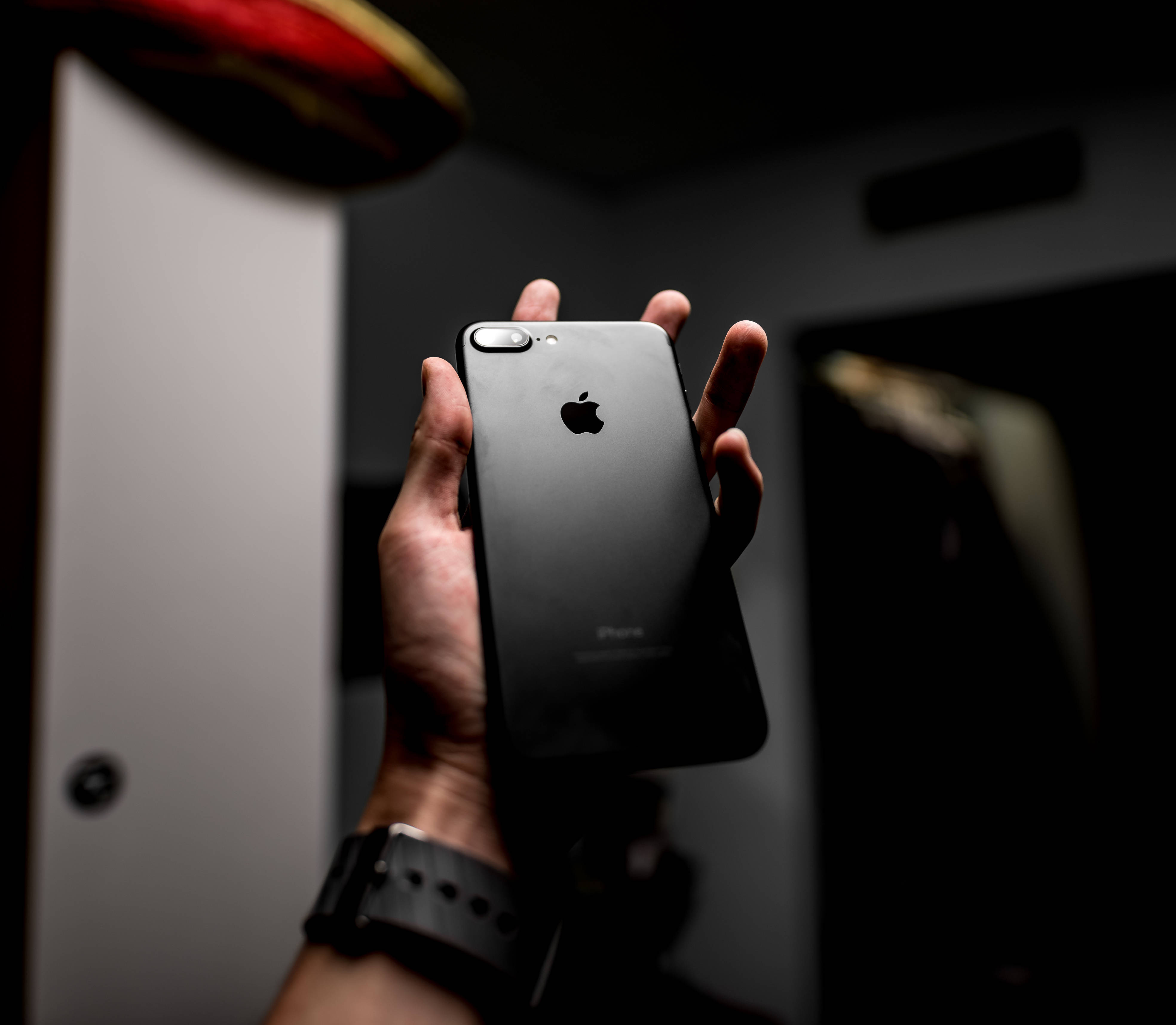 Стильный iPhone 8 с привлекательным фоном Шпалери