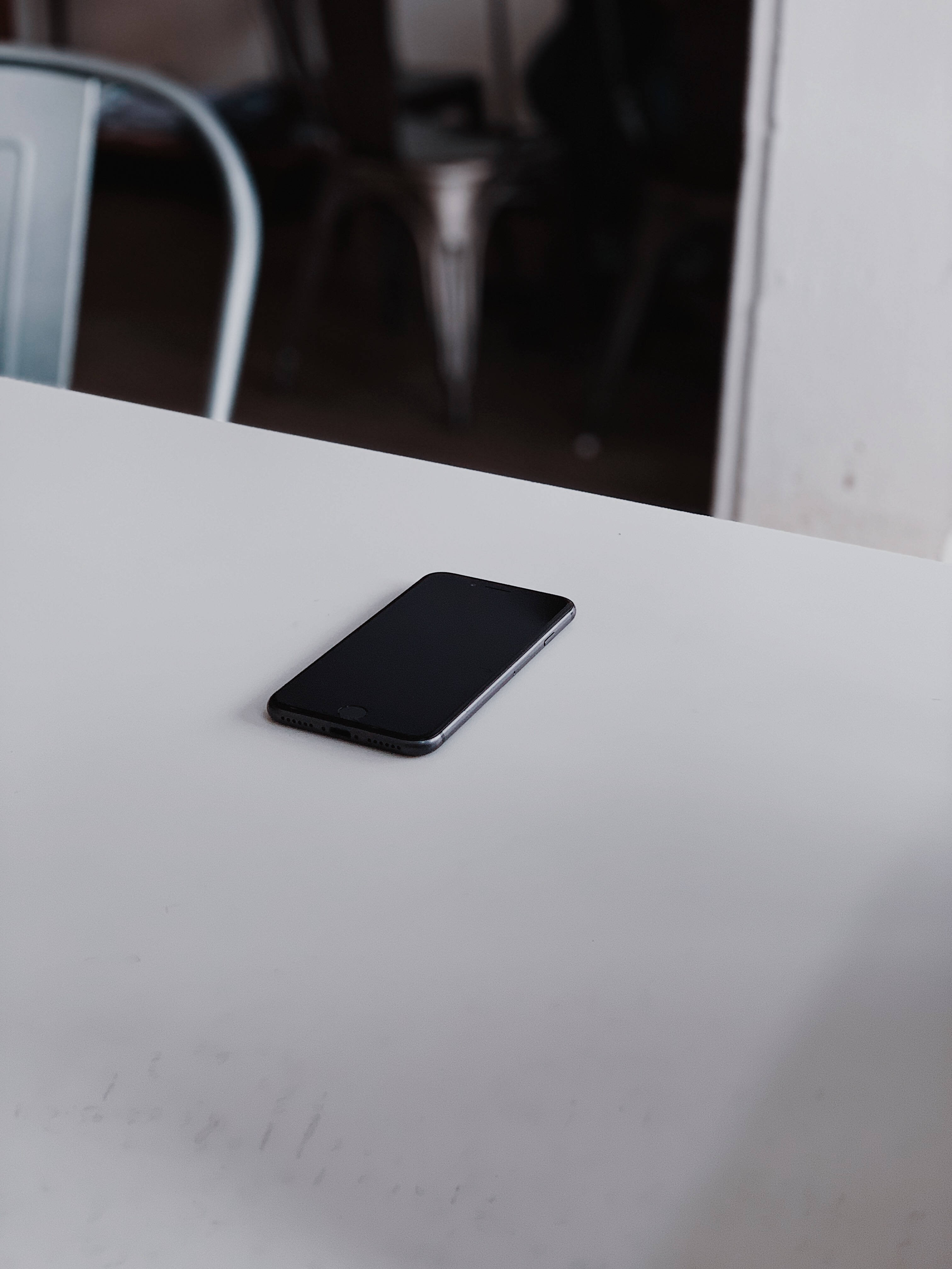 iPhone 8 На Столе Шпалери