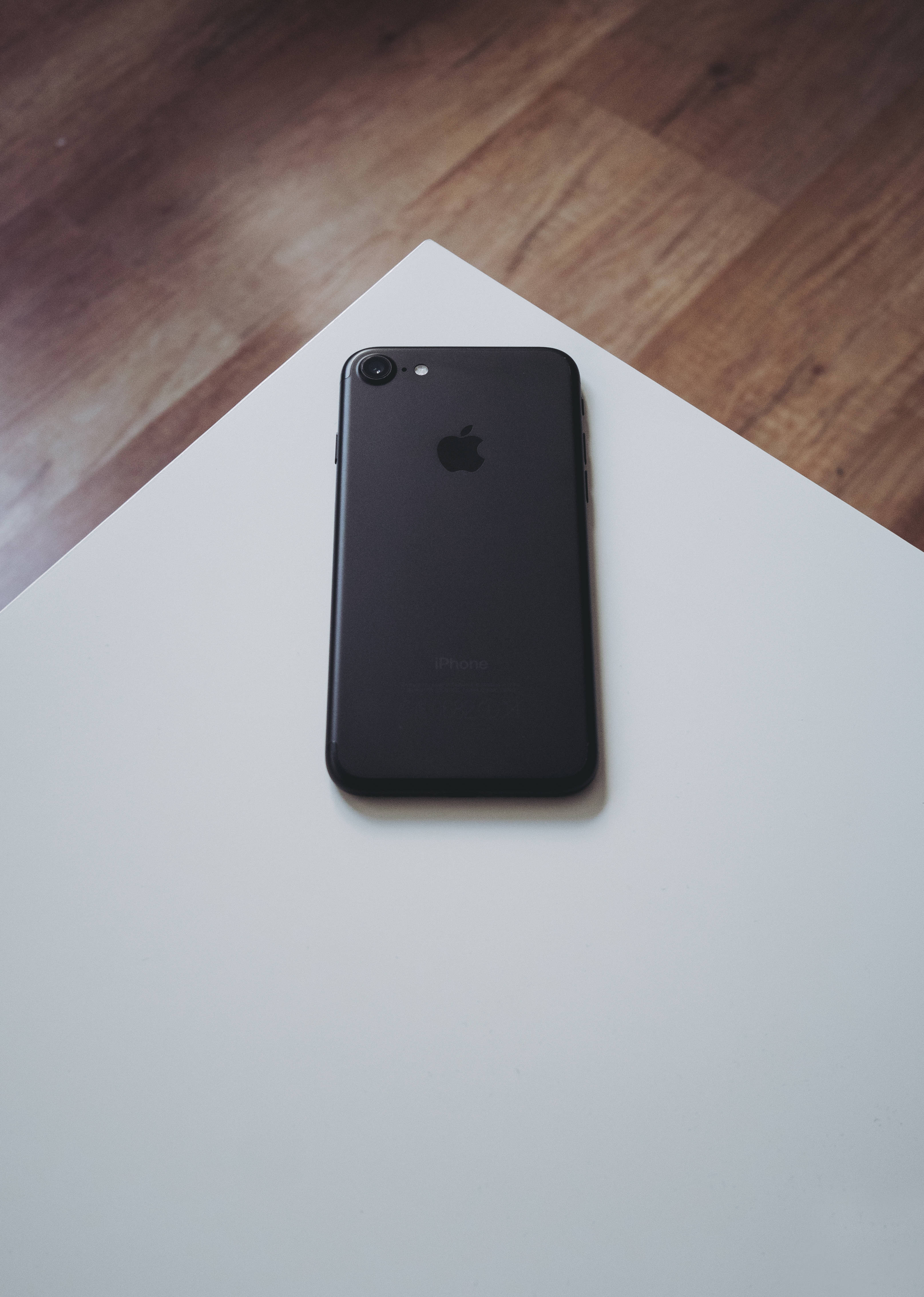 iPhone 8 на белой поверхности Шпалери