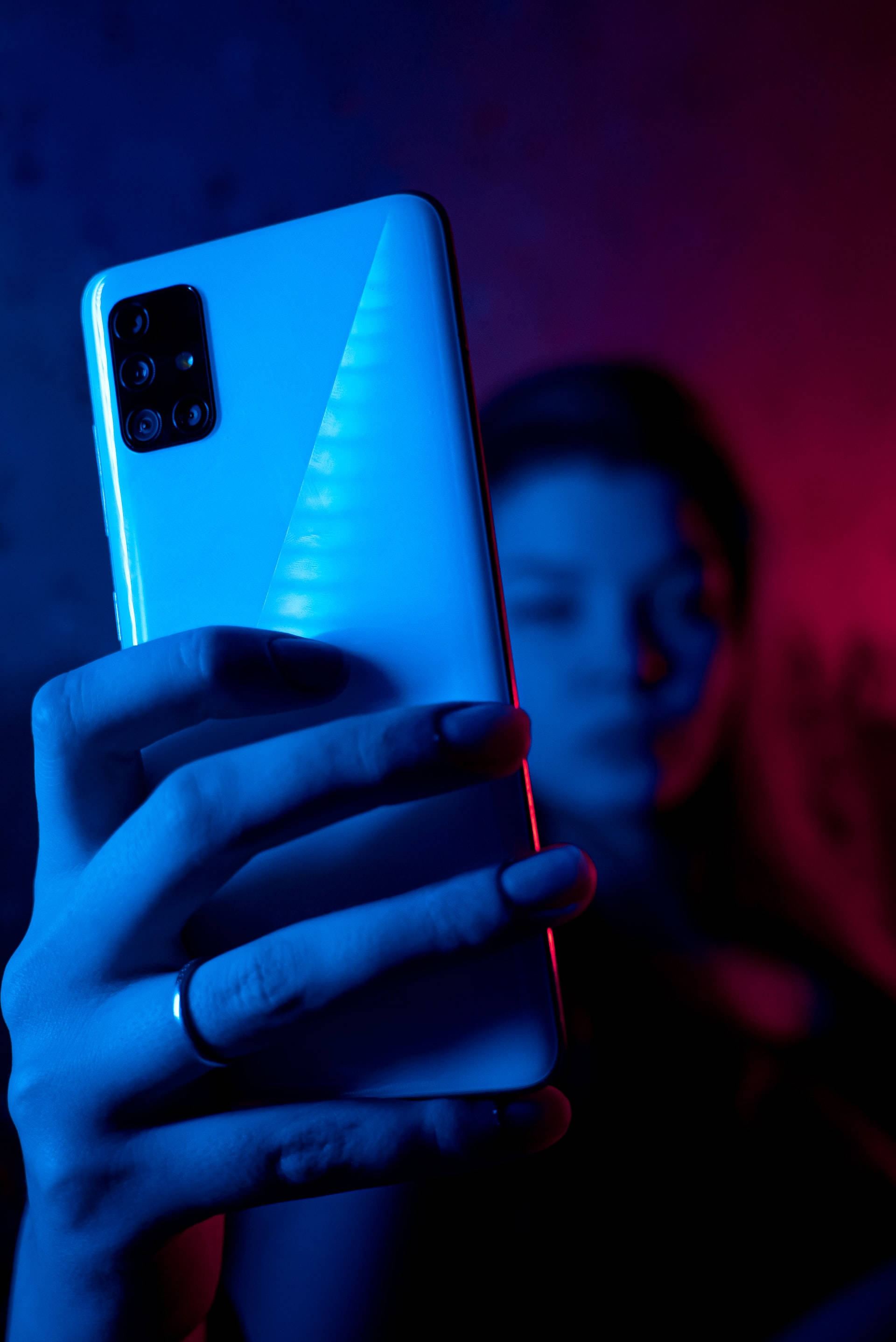 Женщина с телефоном в синем неоне iPhone Шпалери