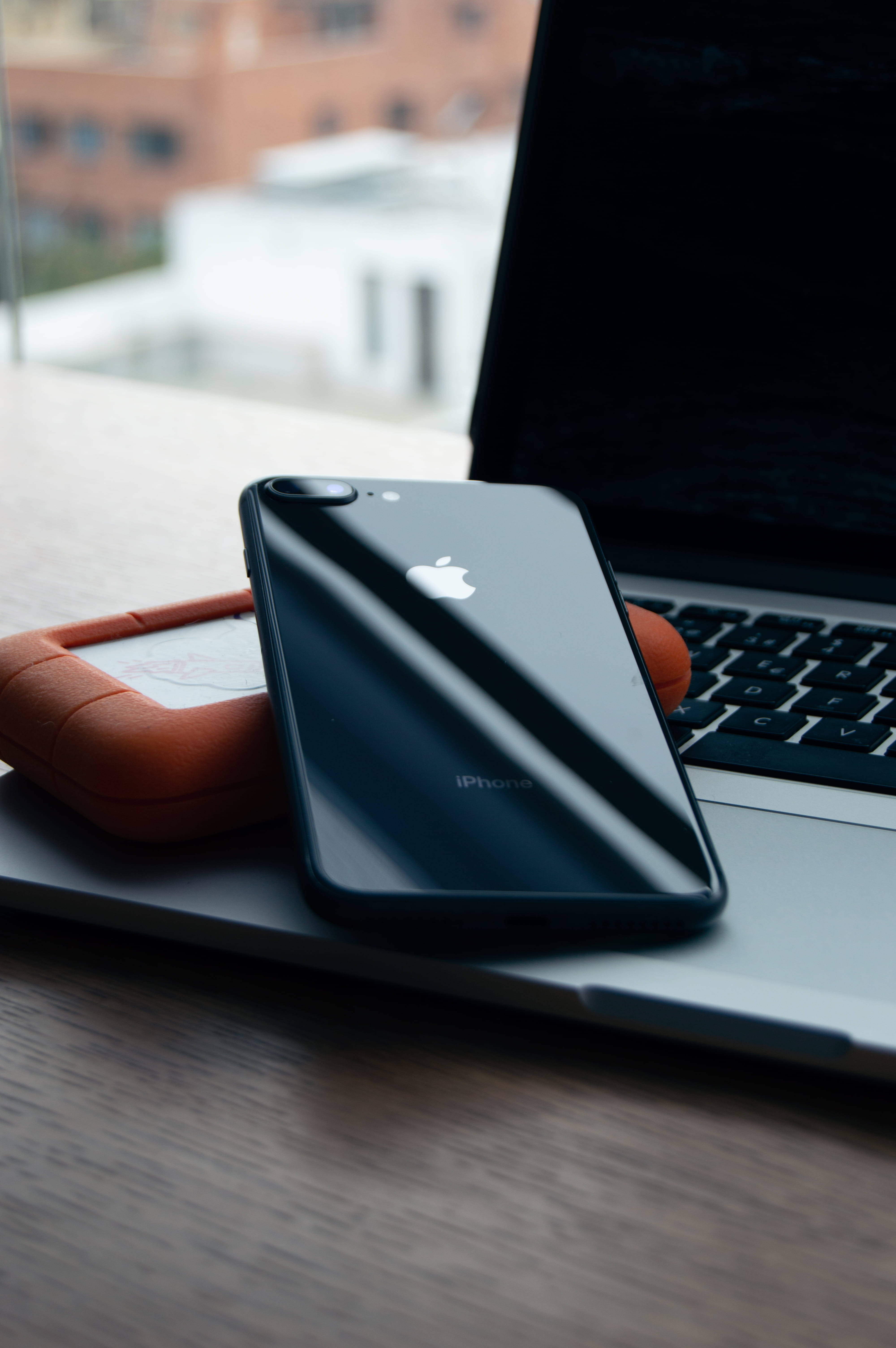 Стол с iPhone і чорним iPhone Шпалери