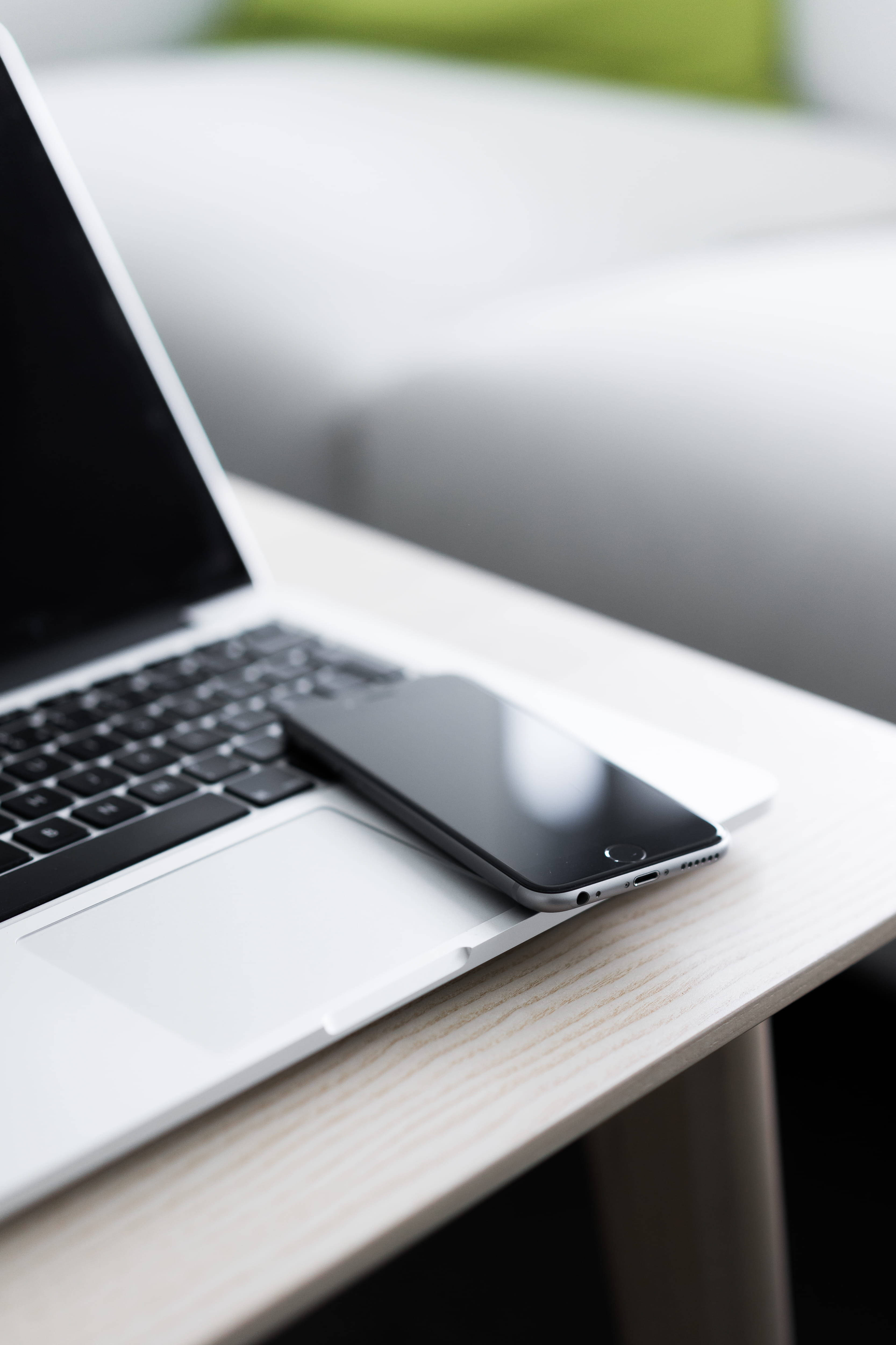 iPhone на столі с MacBook Шпалери