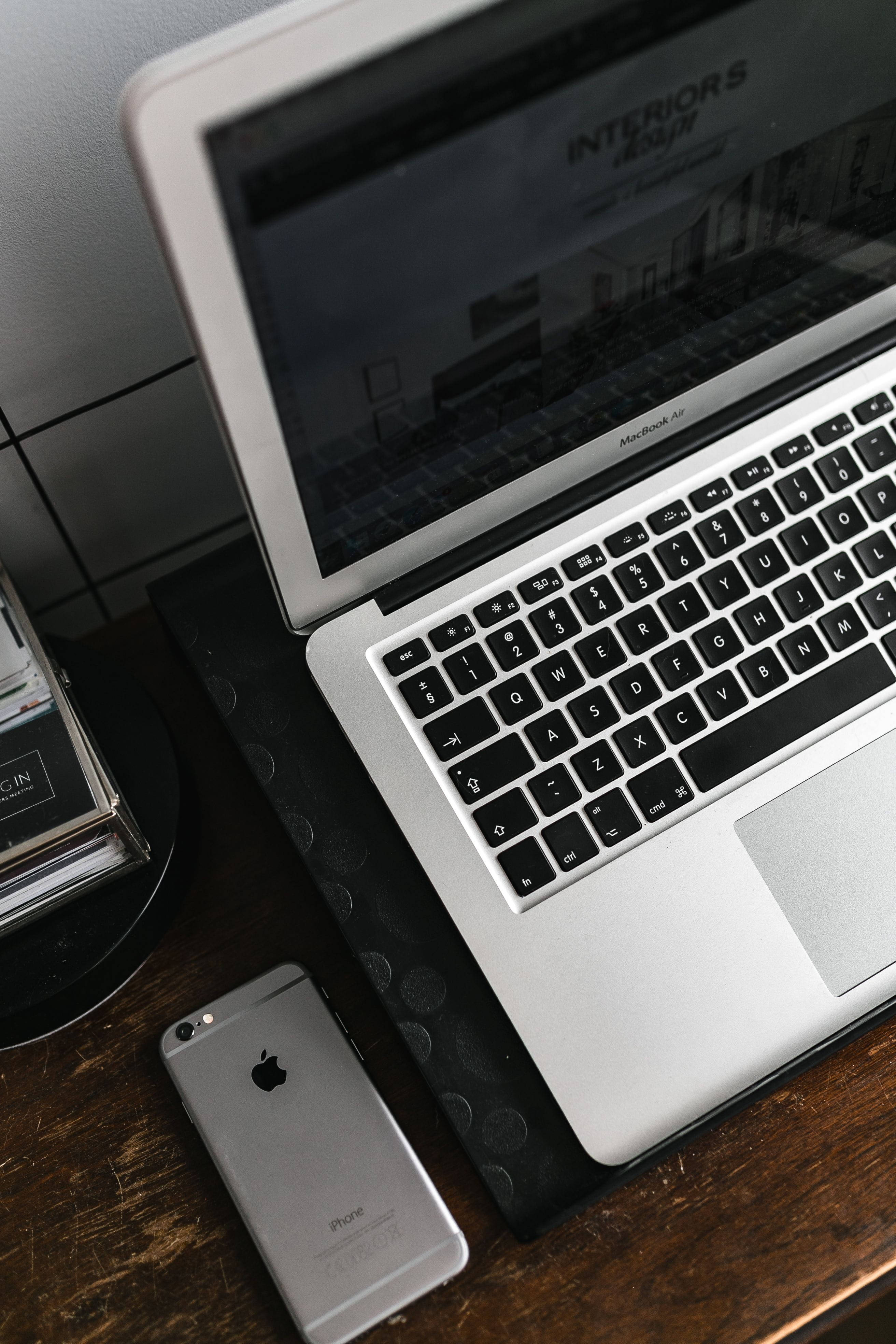 iPhone столик с серебристым MacBook Шпалери