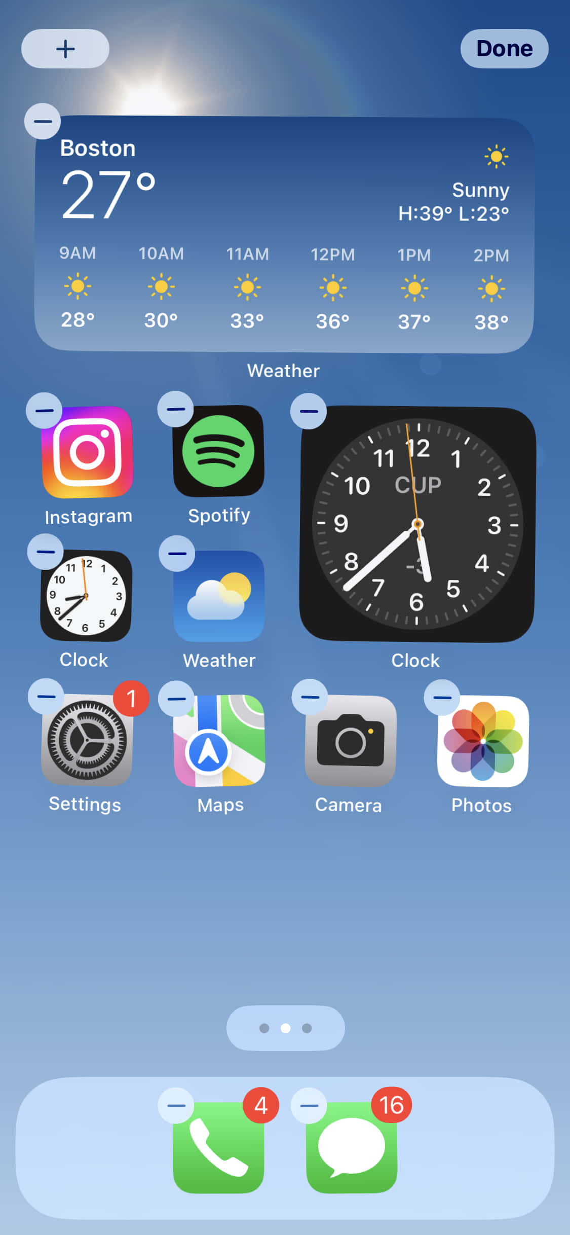 скриншот iPhone с часами и другими иконками Шпалери
