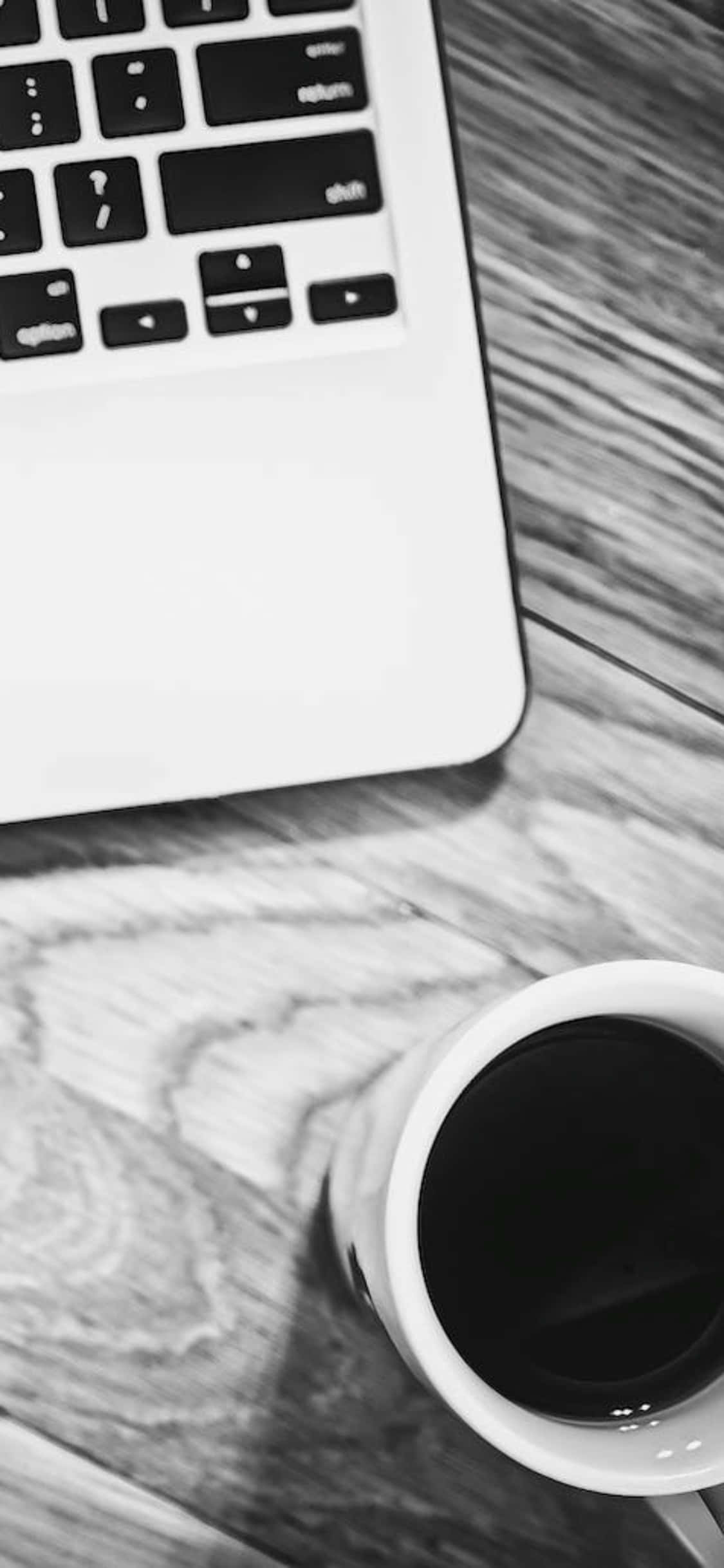 Фон для iPhone X Стол Черно-белое фото с чашкой и ноутбуком Шпалери