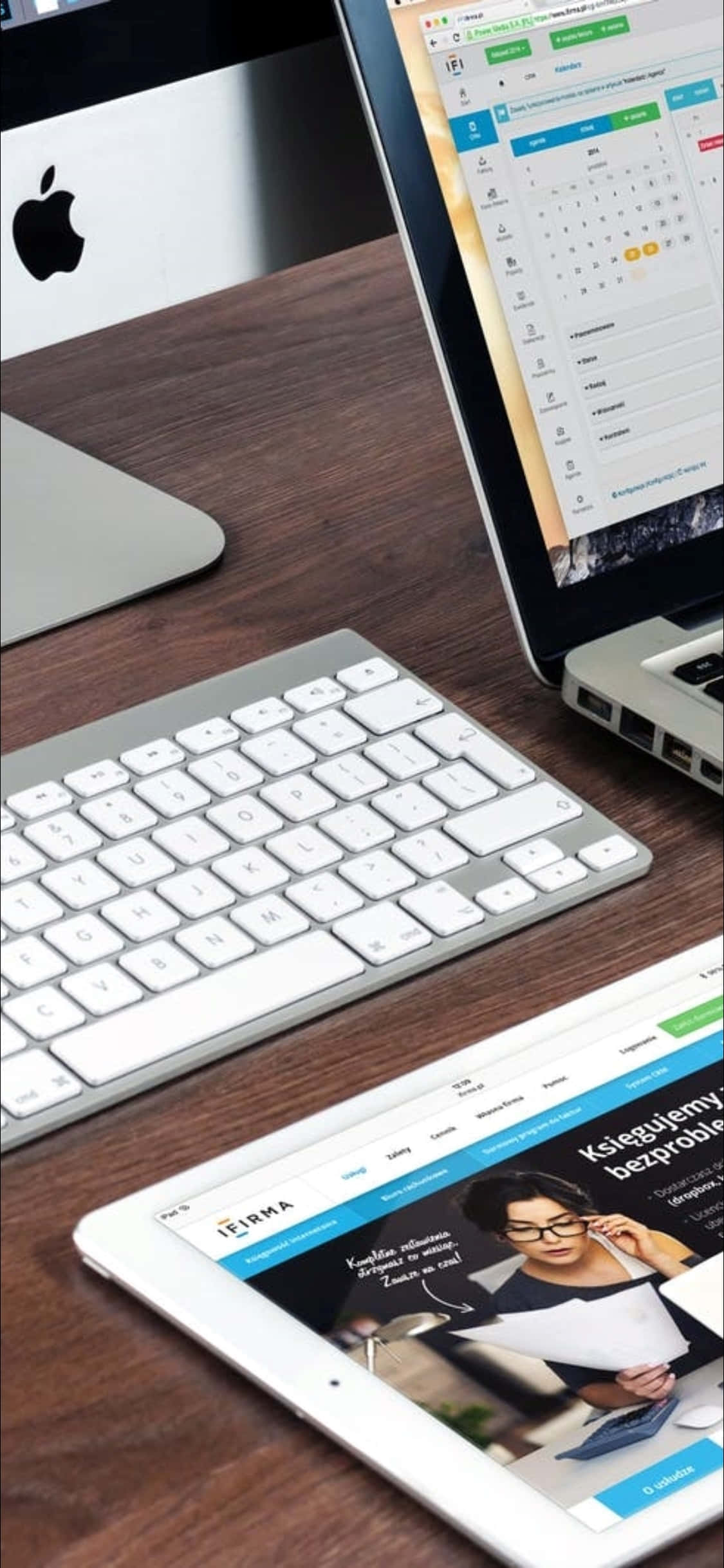 Фон рабочего стола для iPhone X: ноутбук и клавиатура Шпалери