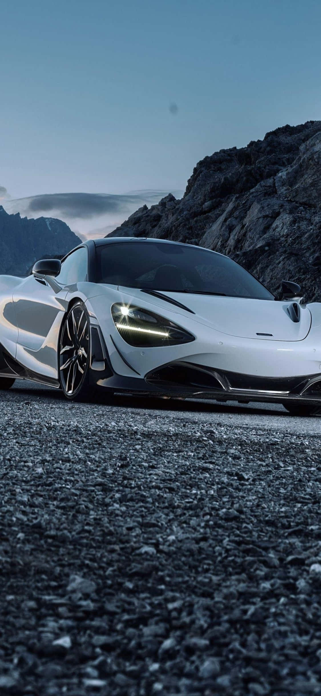 Фон для iPhone X с McLaren 720s на дороге Шпалери