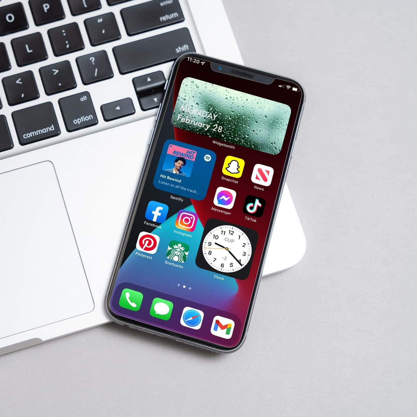 iPhone XR с приложениями поруч с ноутбуком Шпалери