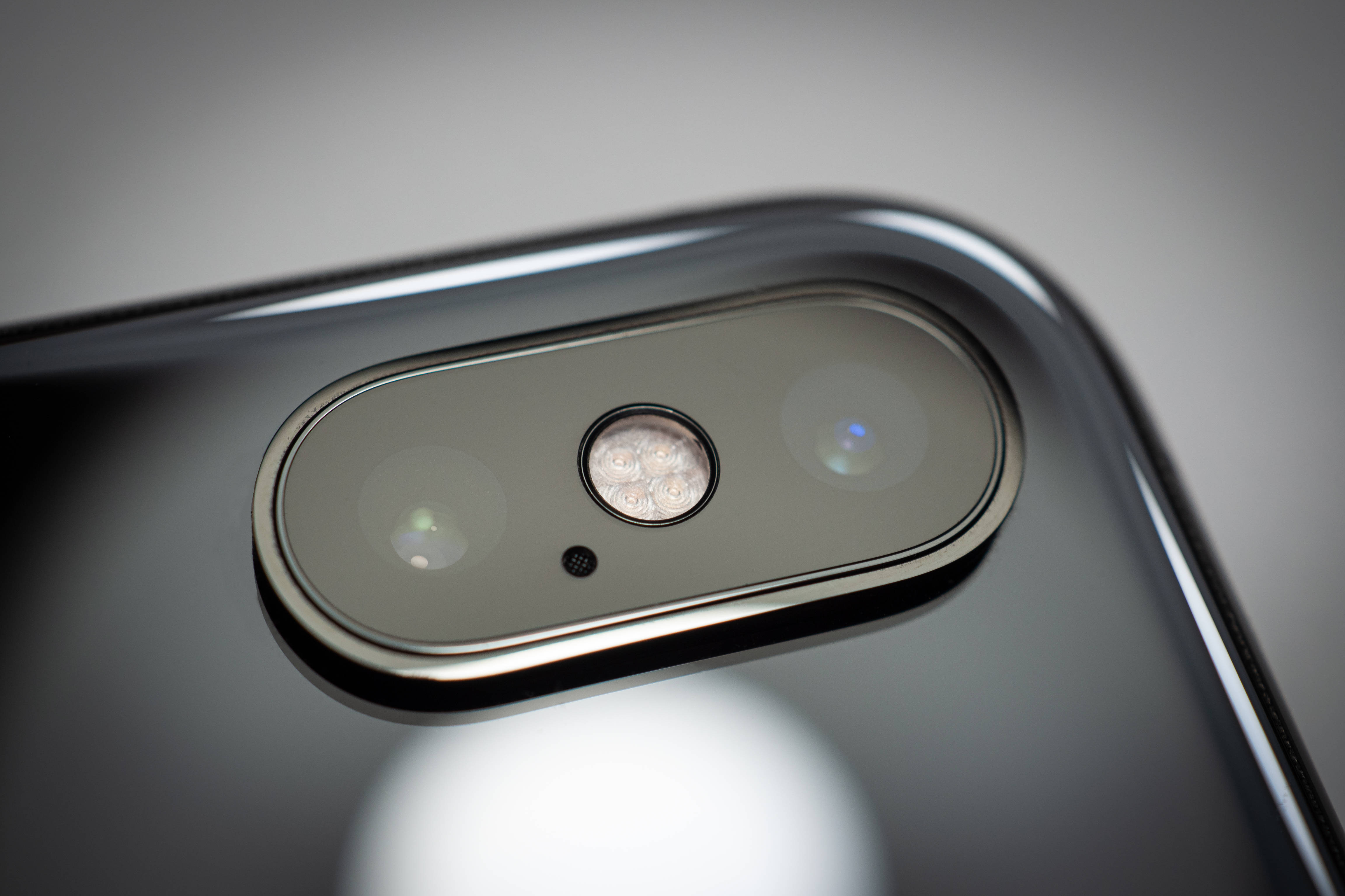 Элегантный вид iPhone Xs в воде Шпалери