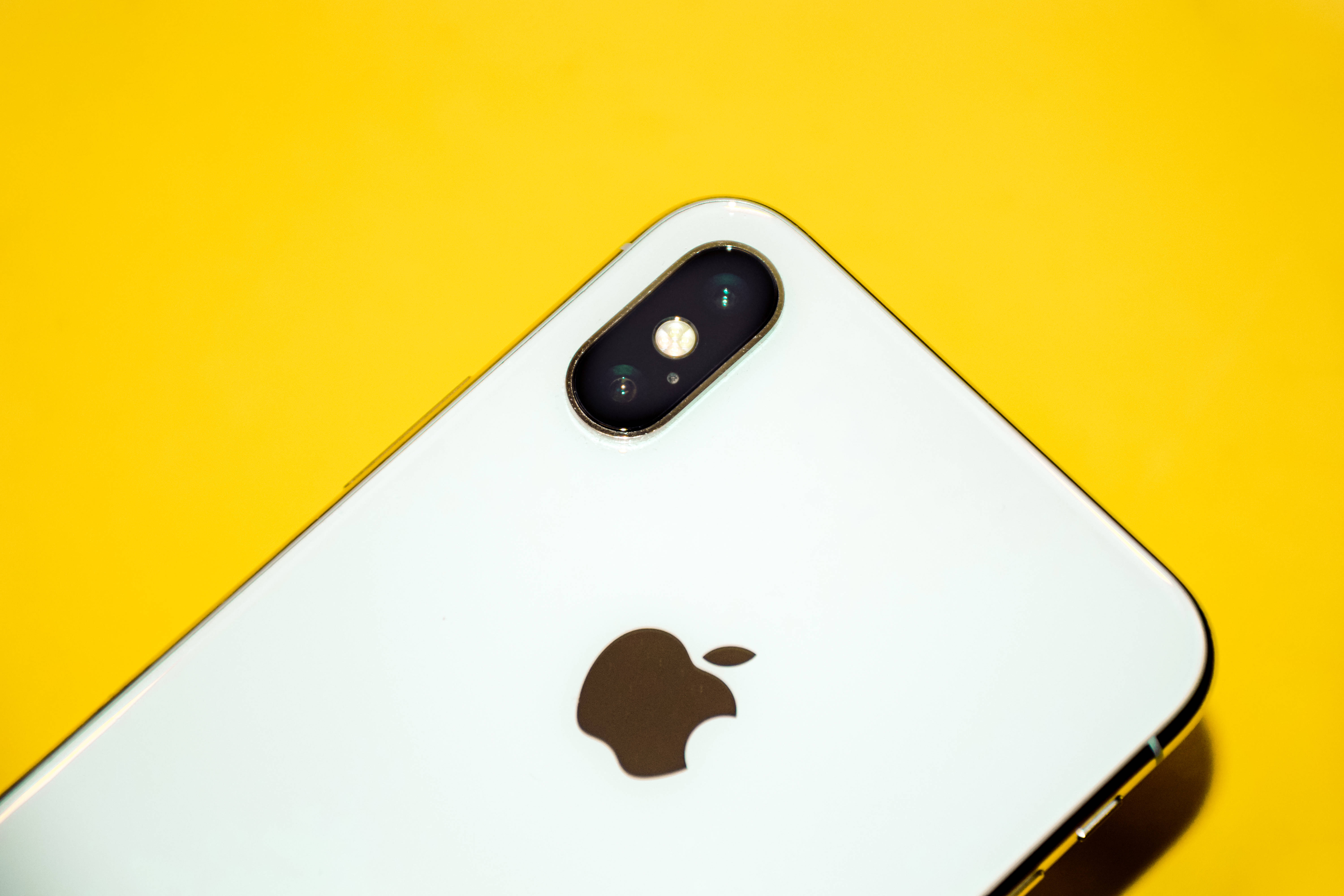 iPhone Xs Max на жёлтом Шпалери