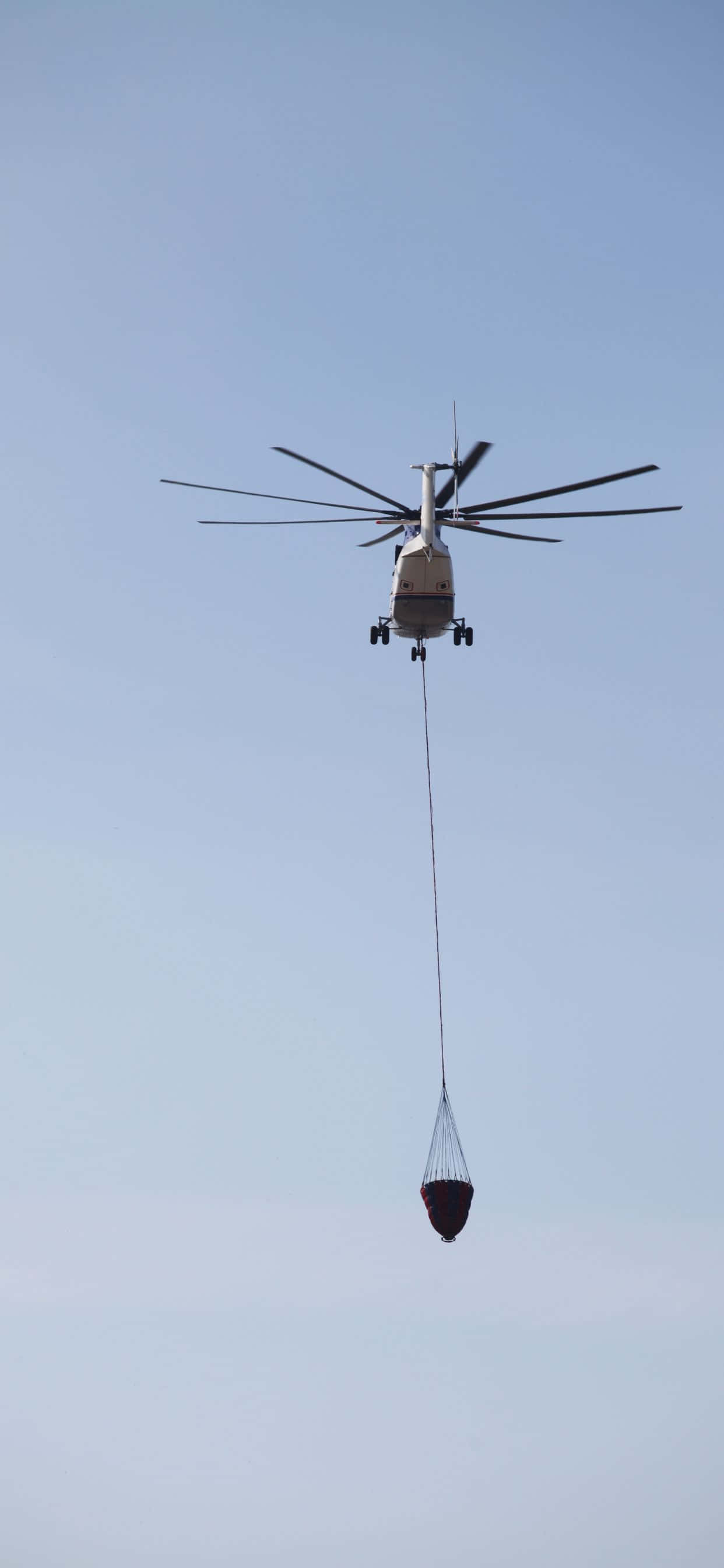 Наслаждайтесь полетом жизни в небе с iPhone Xs Max Helicopters Шпалери