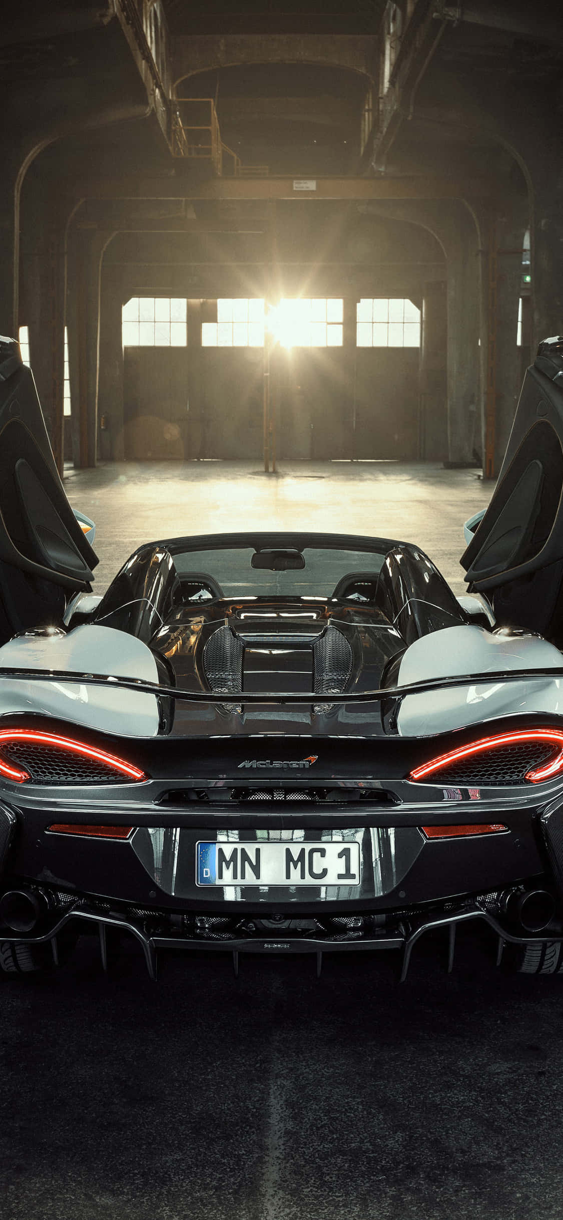 iPhone Xs виглядит как дома на фоне McLaren 720s Шпалери