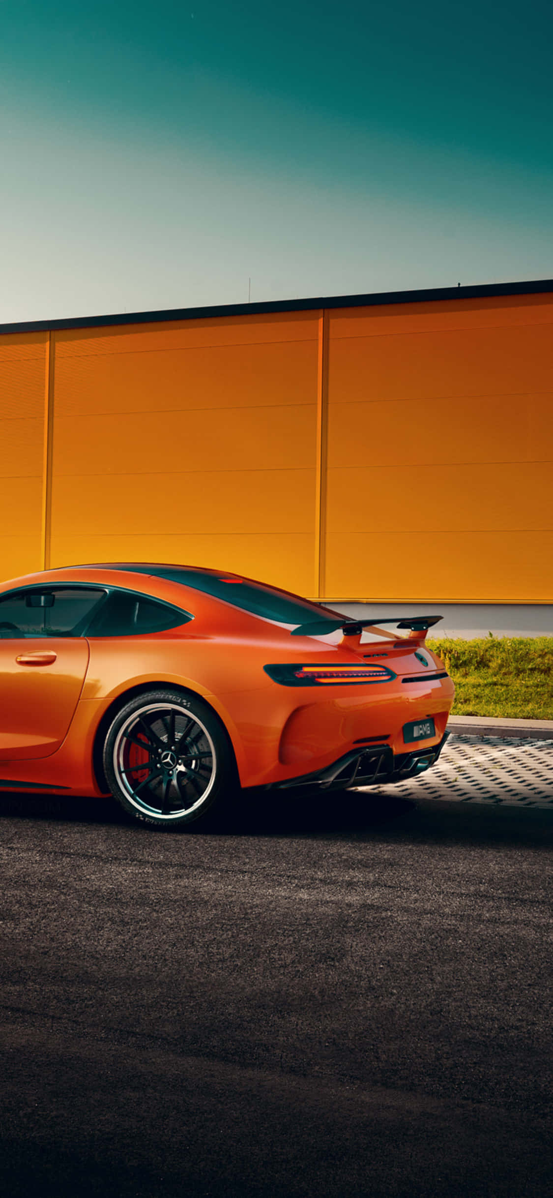 Оранжевый фон iPhone Xs Mercedes Amg Шпалери