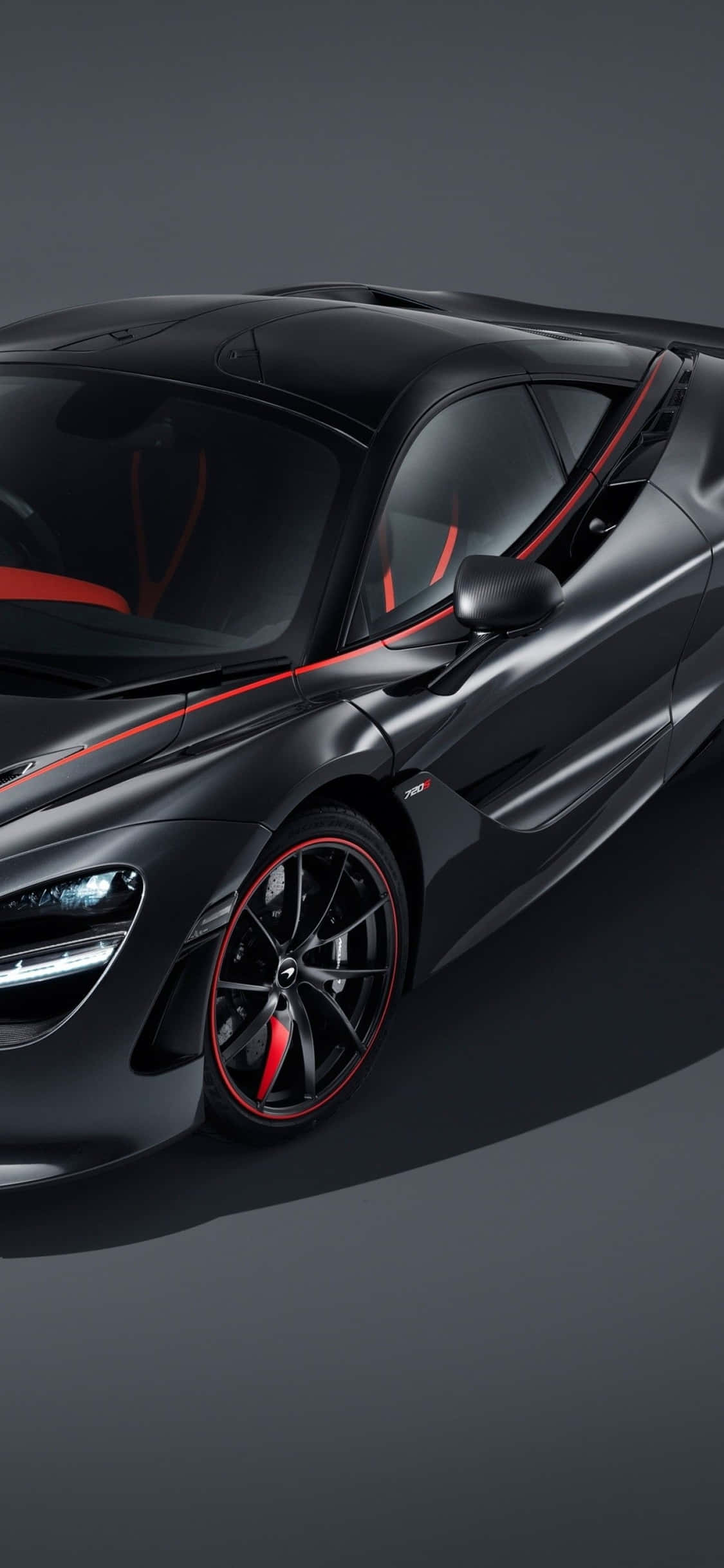 iPhone Xs поруч із гладким McLaren 720s Шпалери