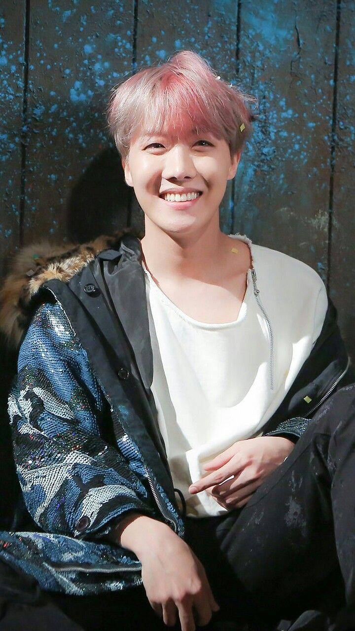 Милый J-Hope из BTS посміхається Шпалери