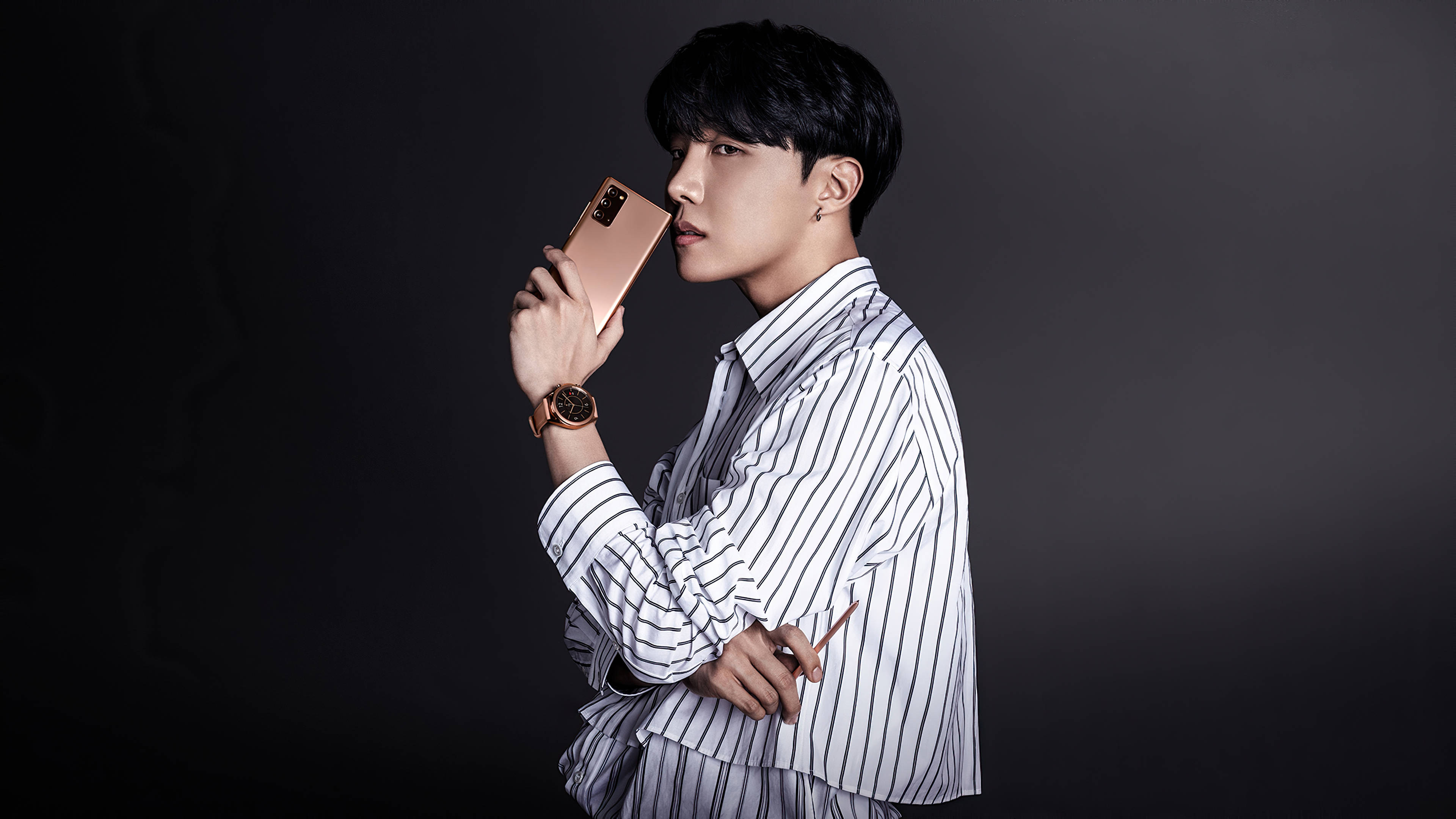 Естетичне фото J-hope з BTS з телефоном Шпалери