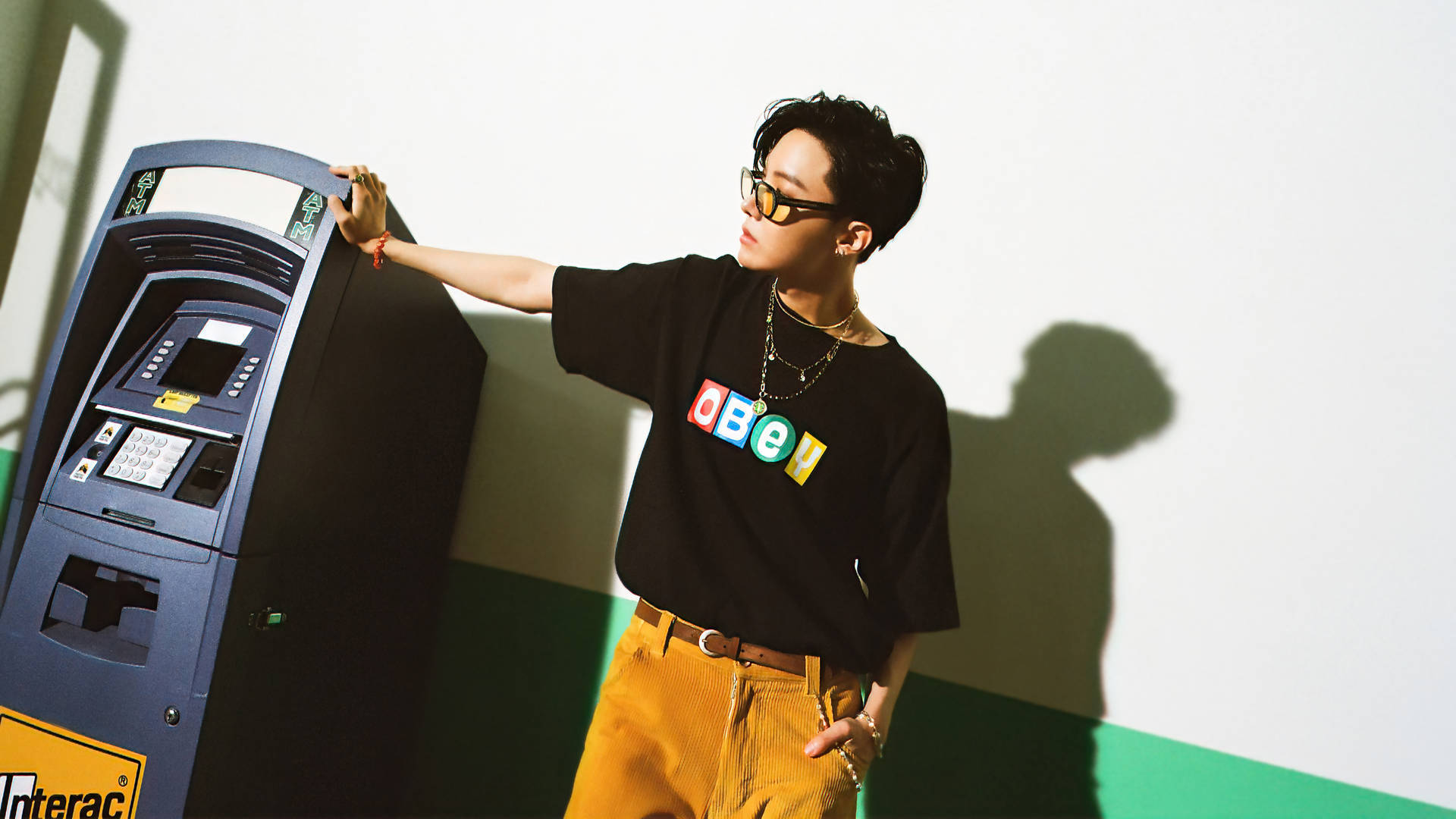 J-Hope позує з банкоматом Шпалери