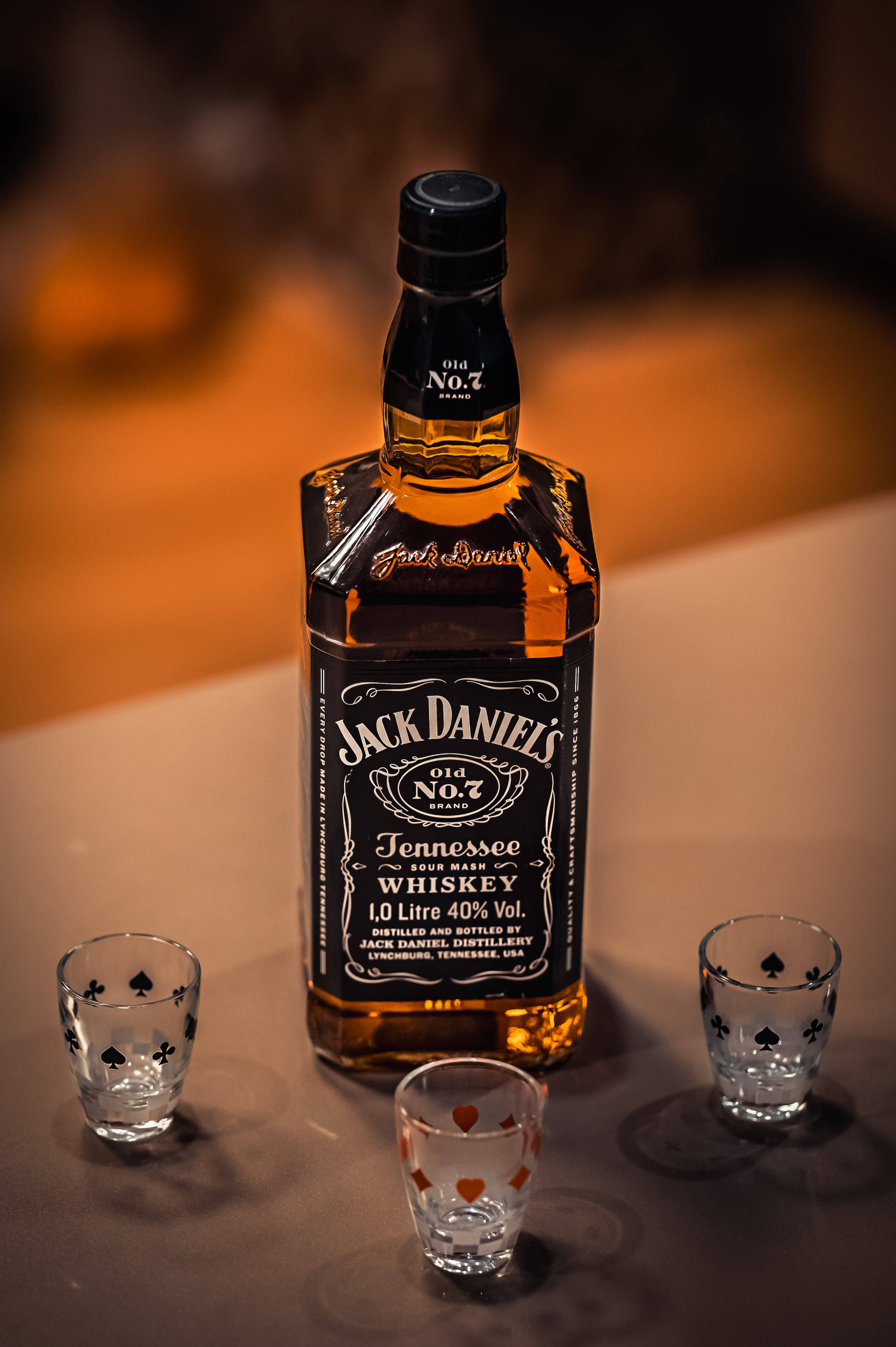 Бутылка виски Jack Daniels с рюмками Шпалери