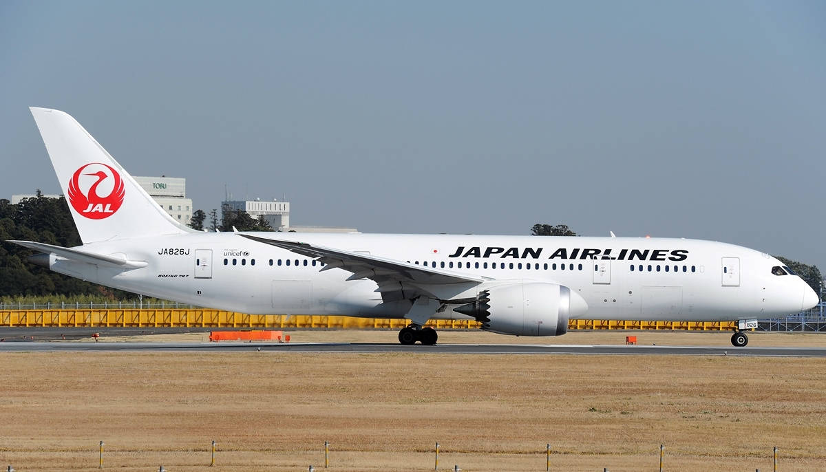 Літак Japan Airlines на злітній смузі Шпалери