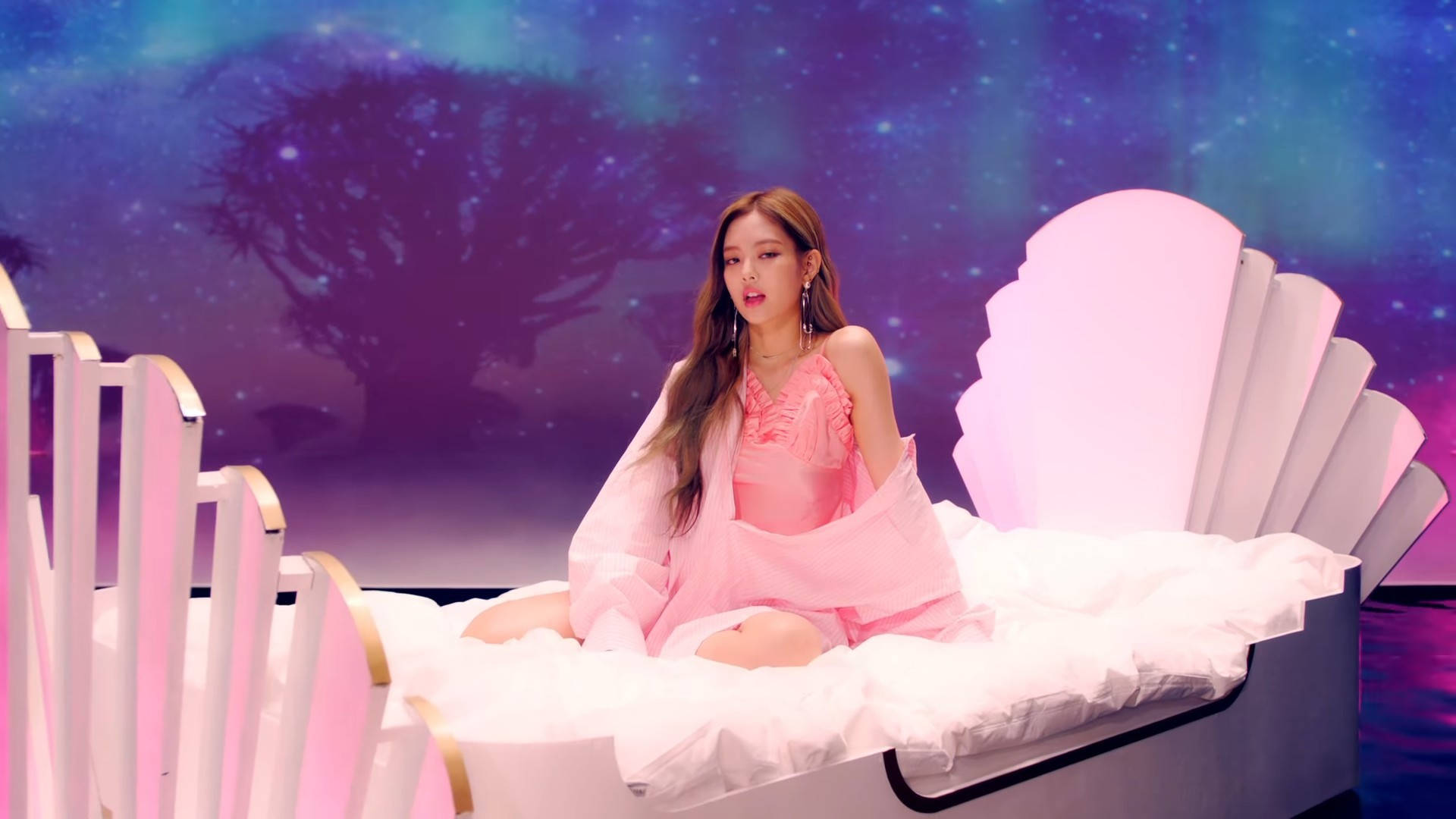 Jennie з K-pop гурту Blackpink у музичному відео "As If It's Your Last" Шпалери