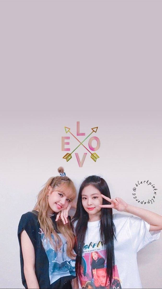 Jennie та Lisa з K-pop гурту Blackpink виглядають чудово в однакових образах Шпалери