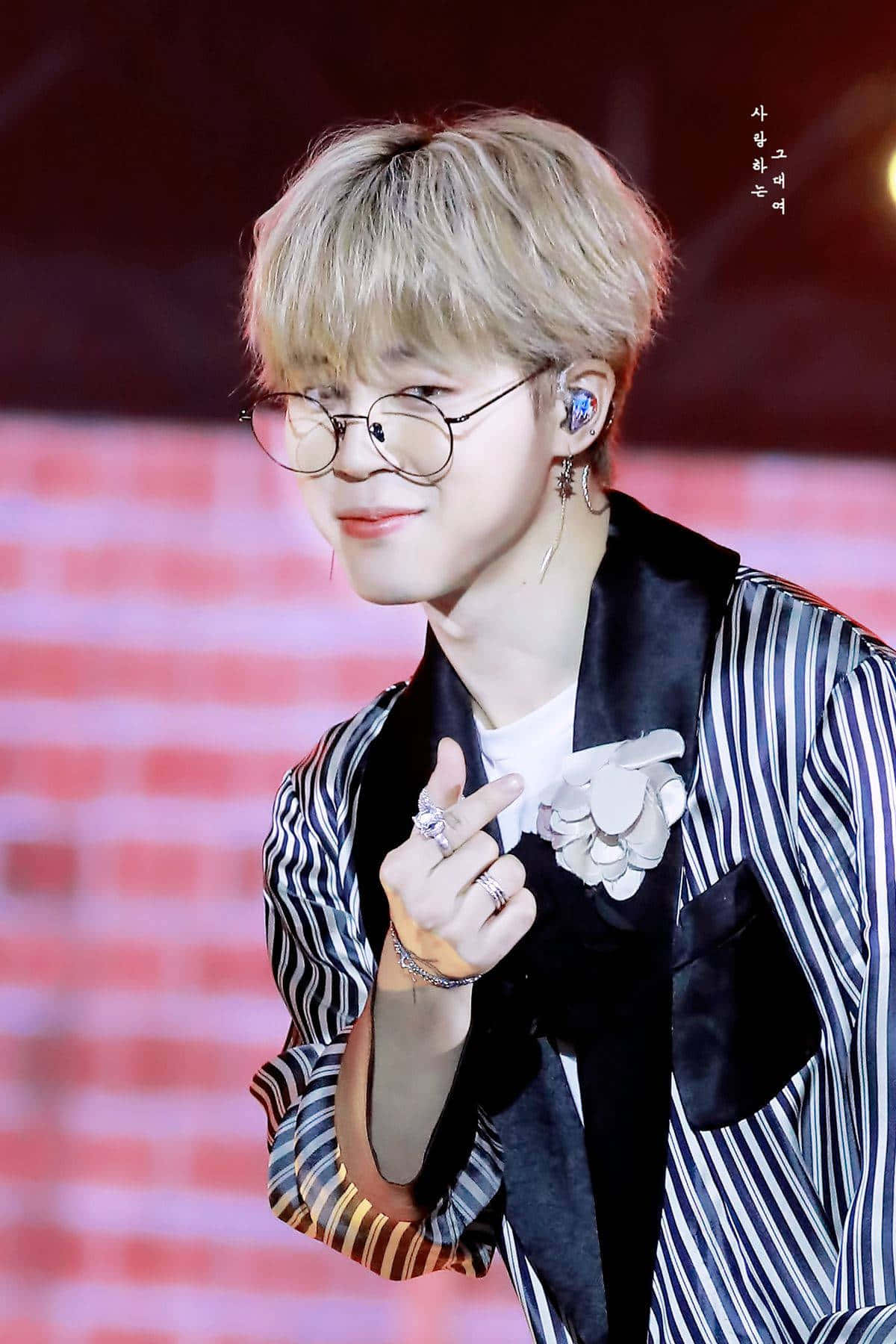 Jimin BTS Finger Heart Шпалери