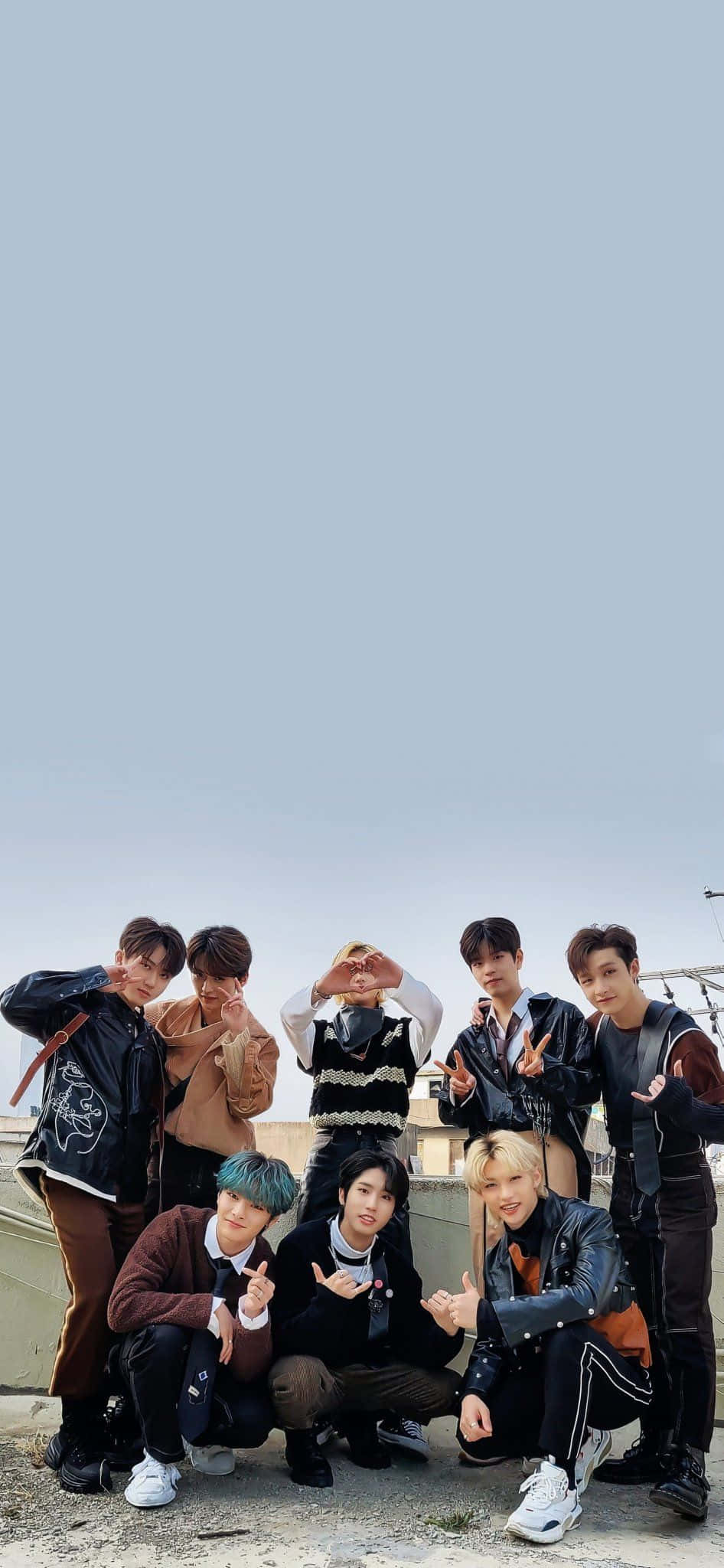 Феликс из K-pop групи Stray Kids впевнено позует Шпалери
