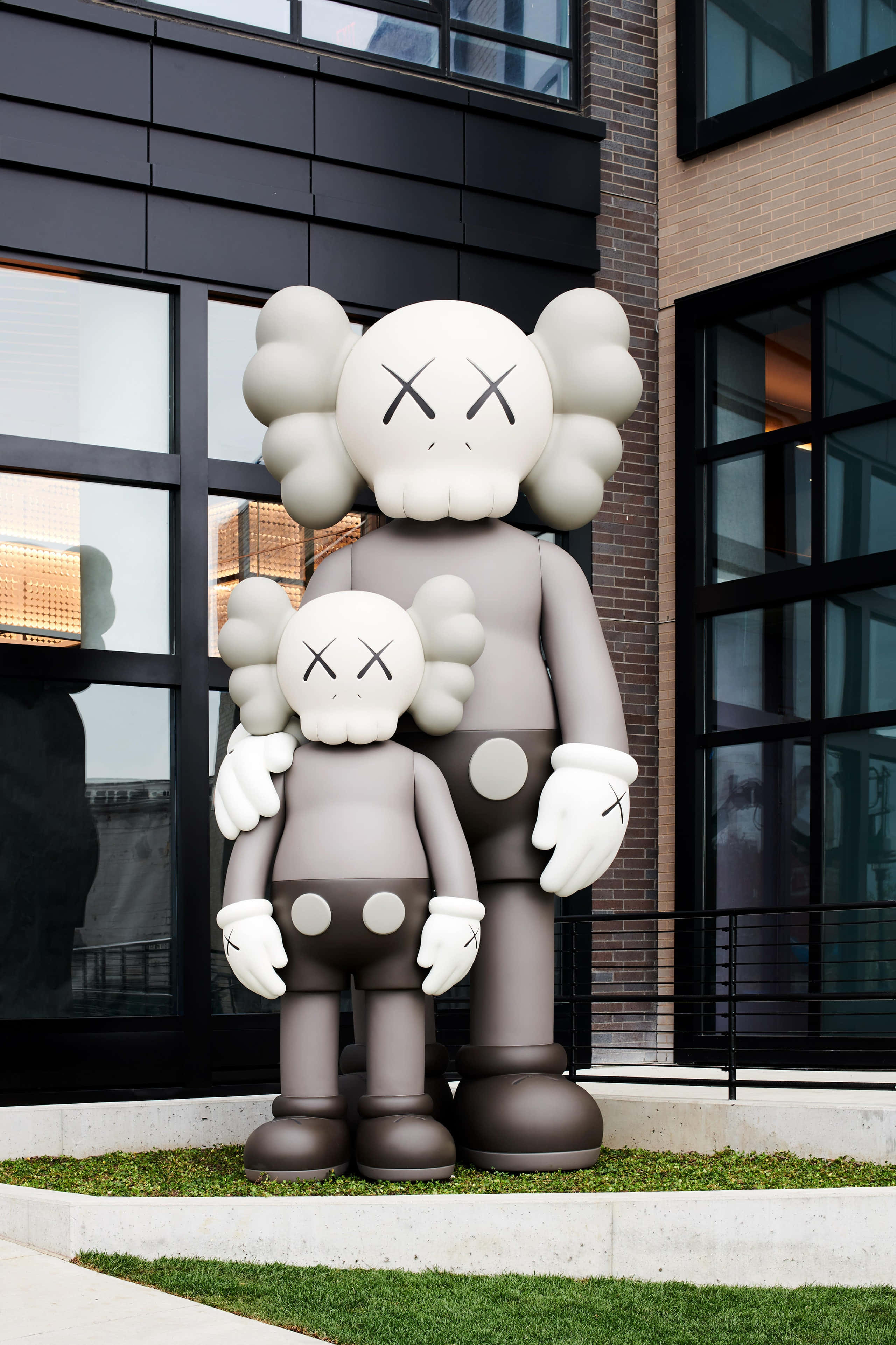 Kaws представляет новую линию скульптур Шпалери