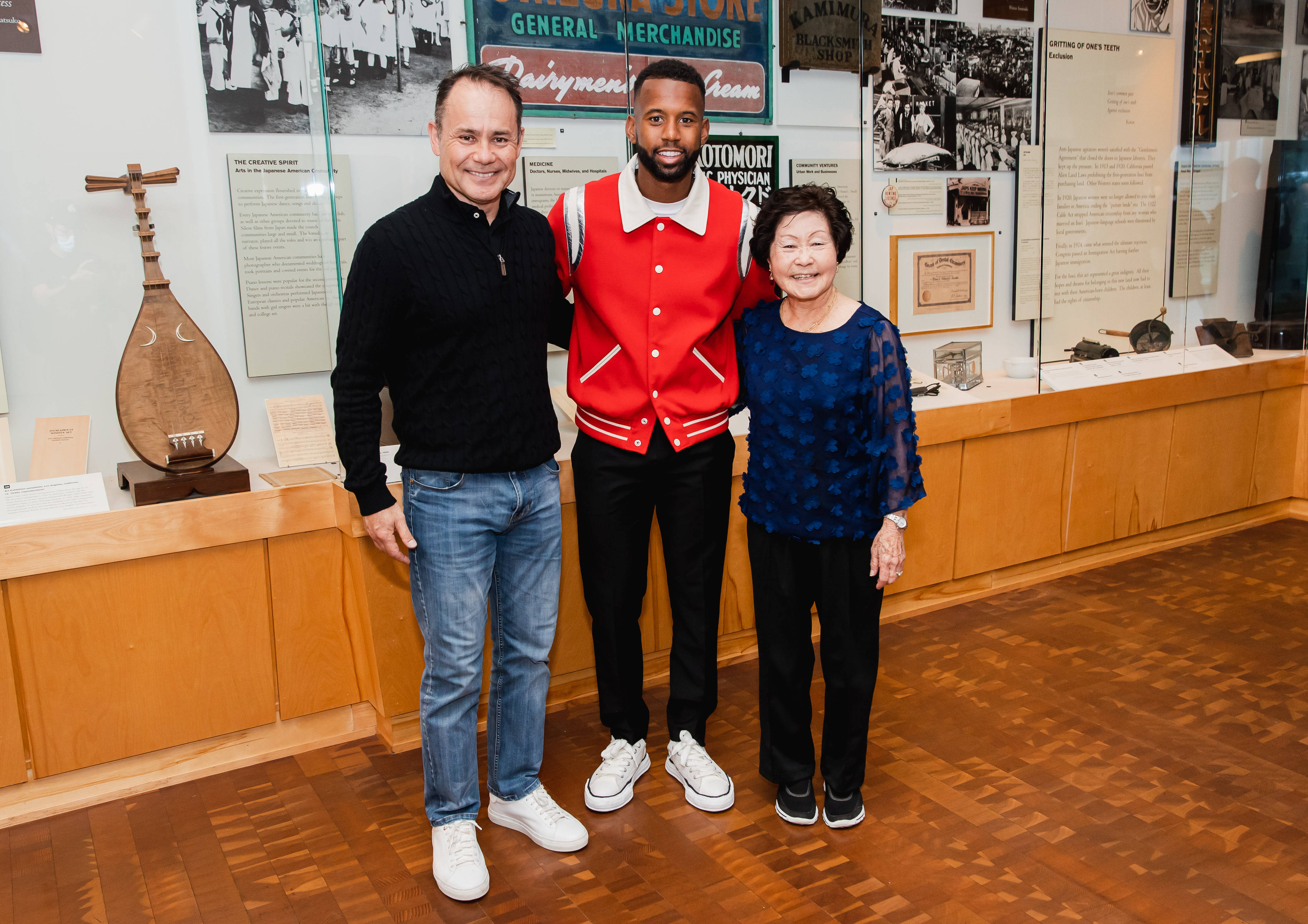 Kellyn Acosta сімейне фото в Little Tokyo Шпалери