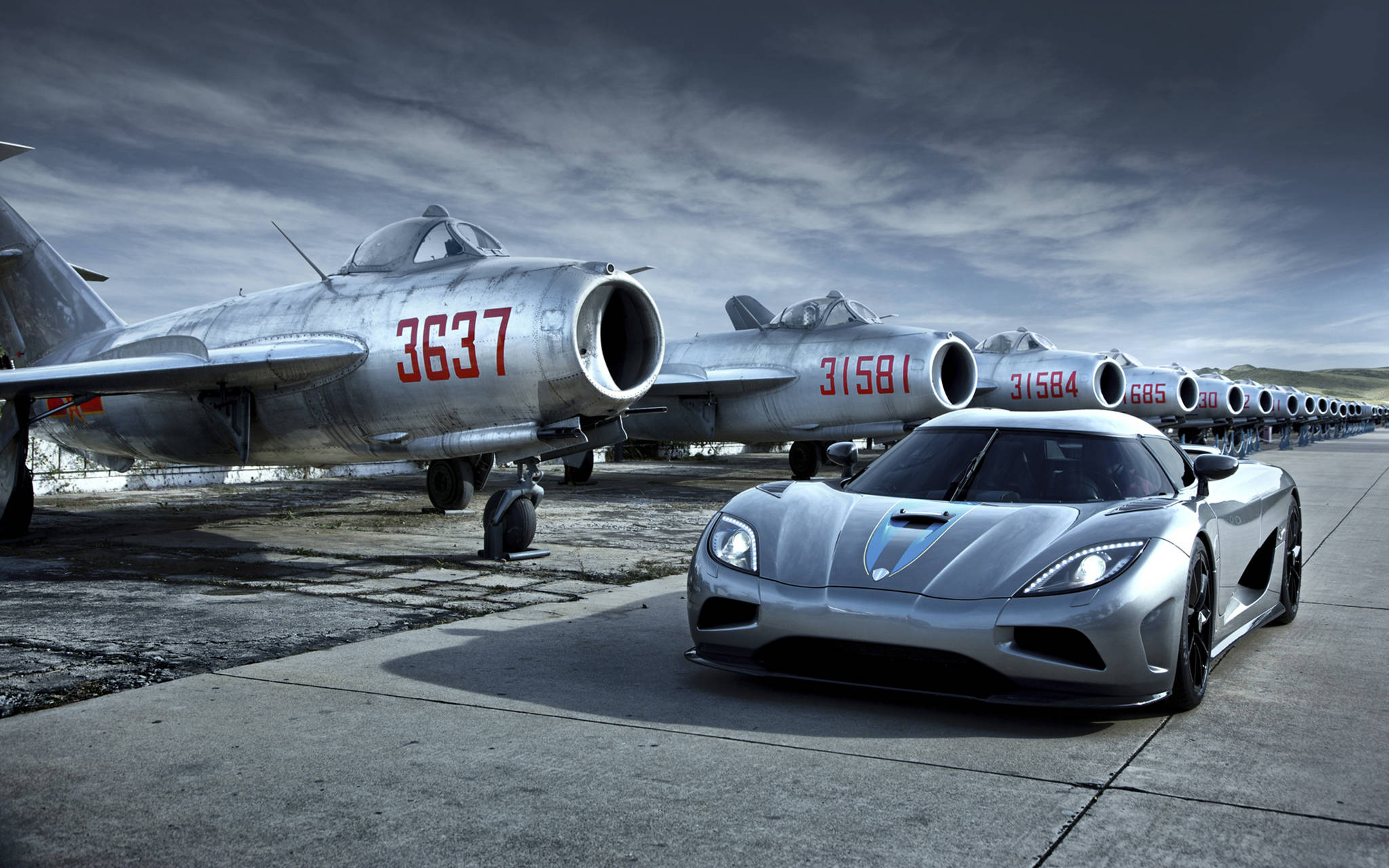 Крутий автомобіль Koenigsegg сірий Шпалери