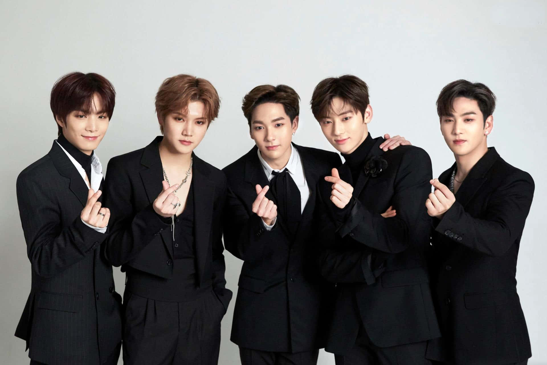 Kpop гурт NU'EST у костюмах Шпалери