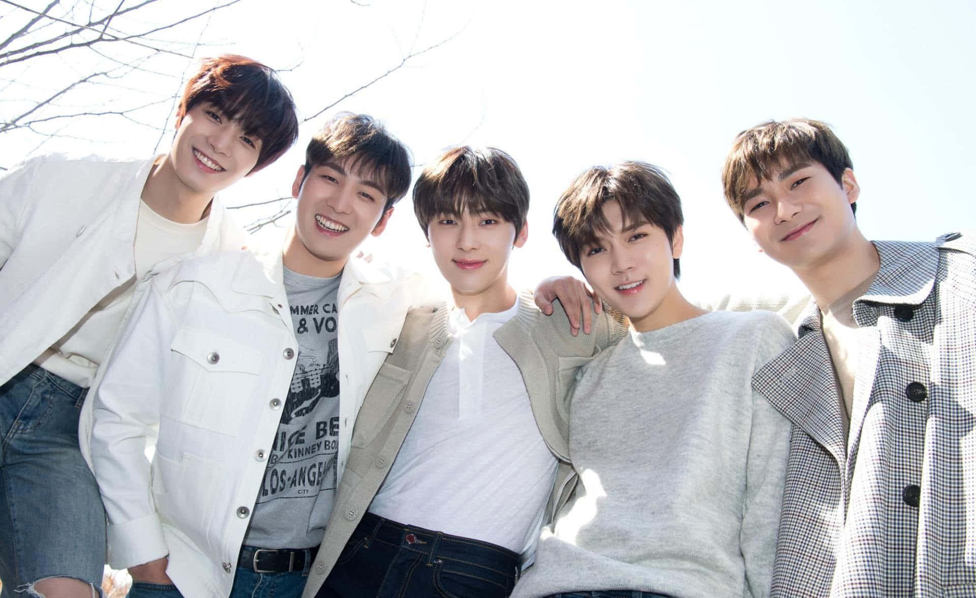 Kpop-группа Nuest на природе Шпалери