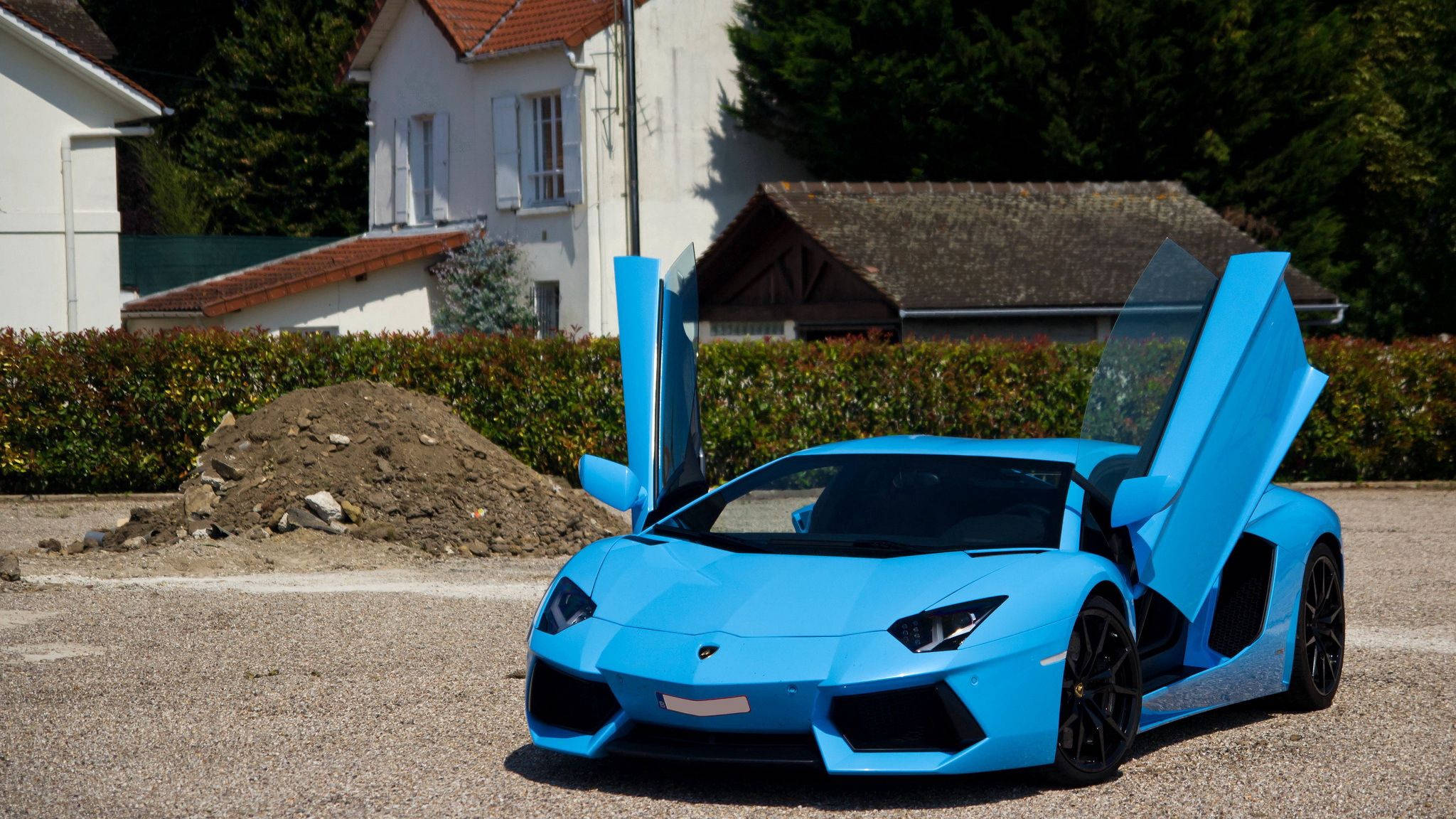 Відчуйте найвищий драйв за кермом небесно-блакитного Lamborghini Aventador Шпалери