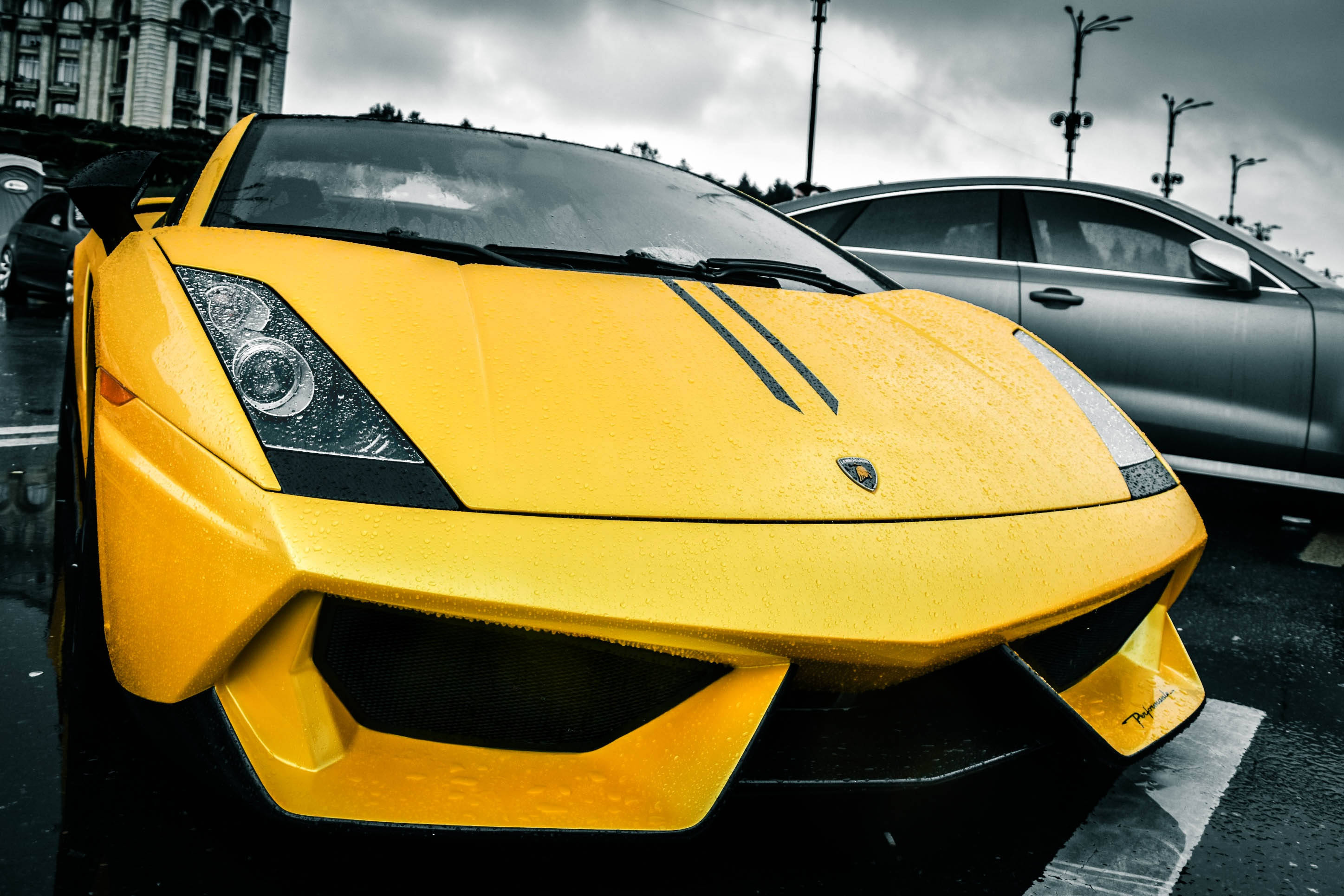 Яскраво-жовтий Lamborghini Gallardo в дощовий день Шпалери